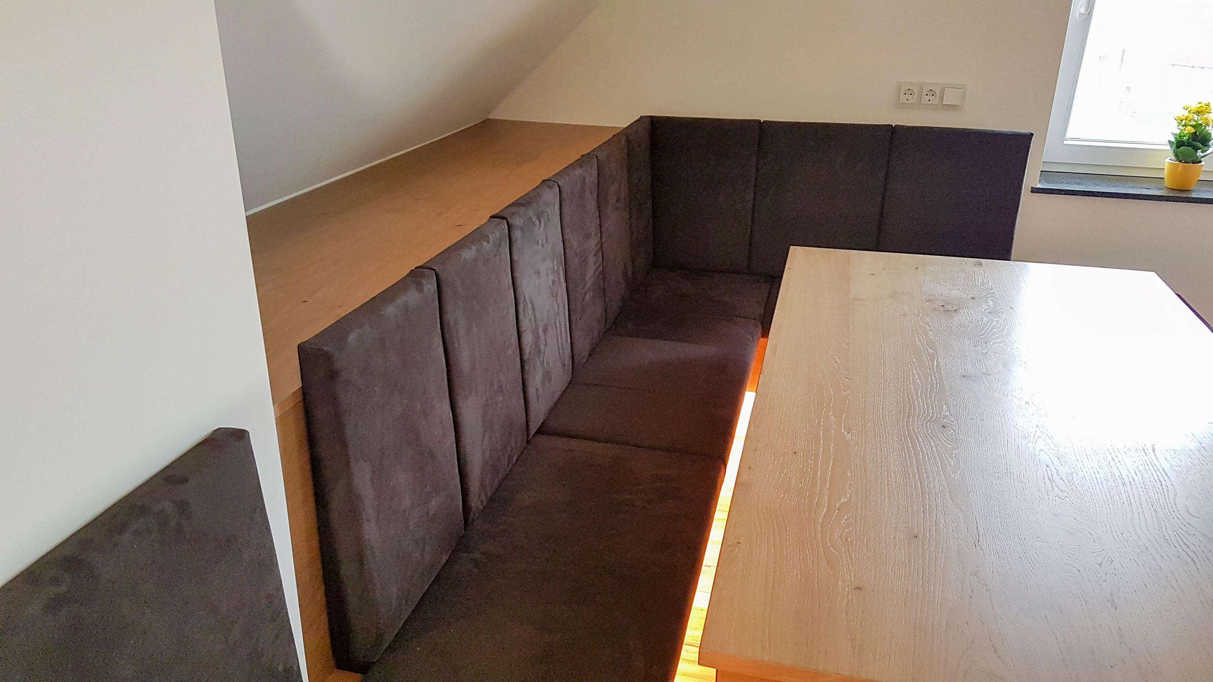 Essbereich mit Bank, Tisch und Stühlen