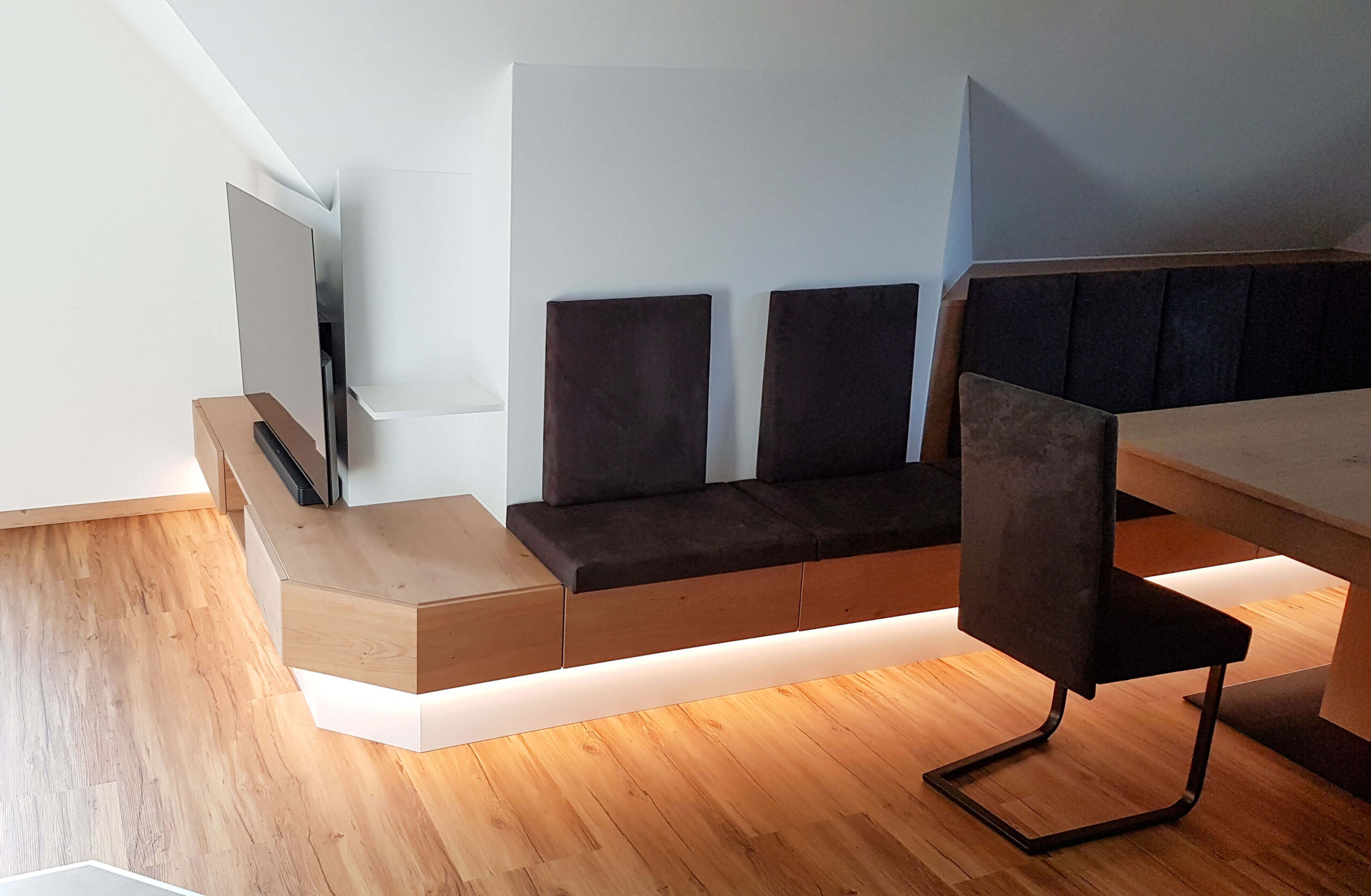 Essbereich mit Bank, Tisch und Stühlen, TV-Bank