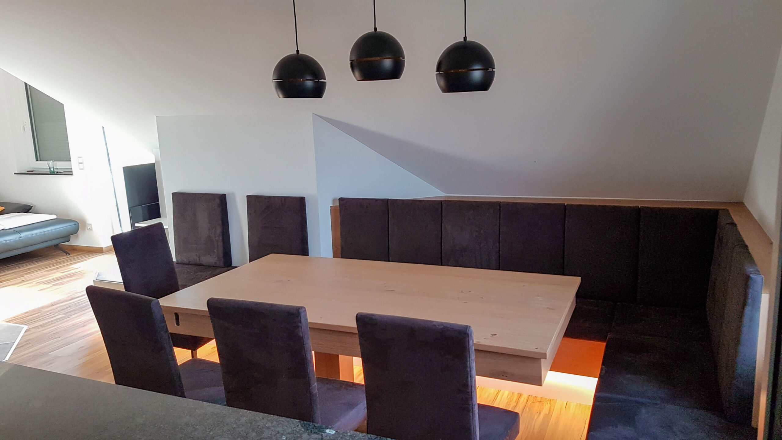 Essbereich mit Bank, Tisch und Stühlen