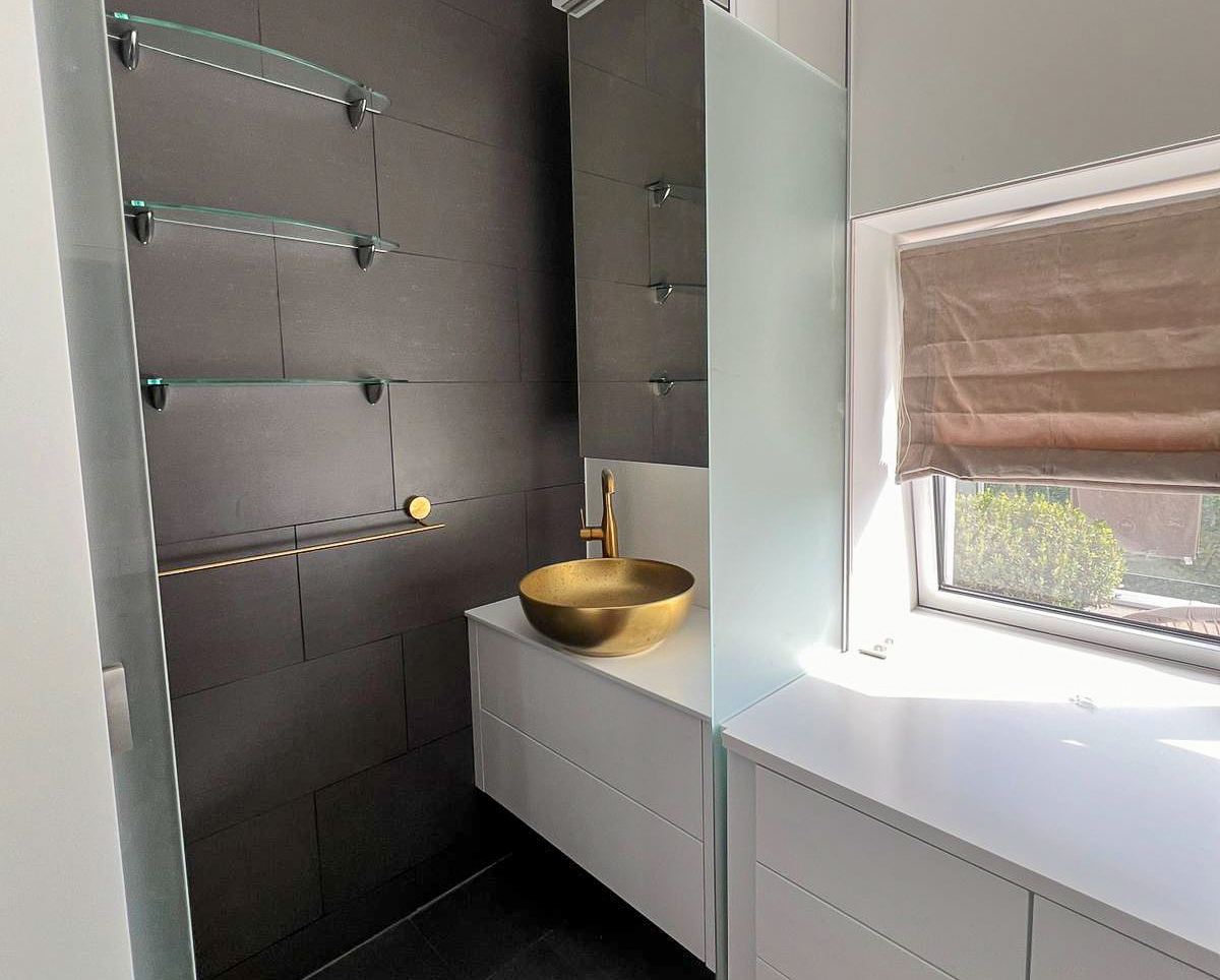 Jugendzimmer, viel Staurraum, integriertes Badezimmer