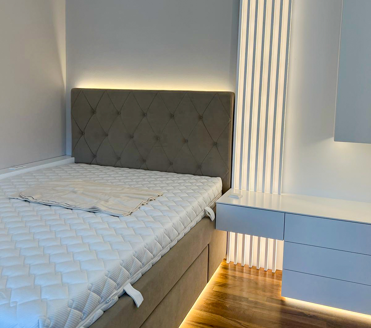 Jugendzimmer, viel Staurraum, Boxspringbett, integrierte Beleuchtung