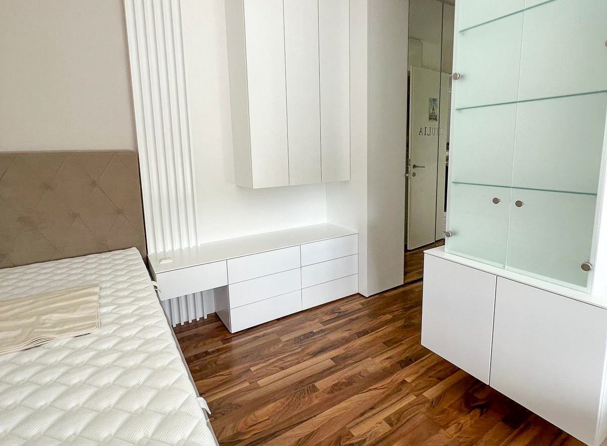 Jugendzimmer, viel Staurraum, Glasschrank, Boxspringbett