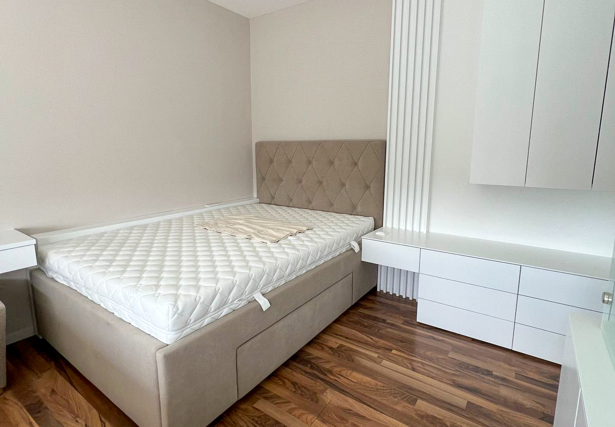 Jugendzimmer, viel Staurraum, Boxspringbett