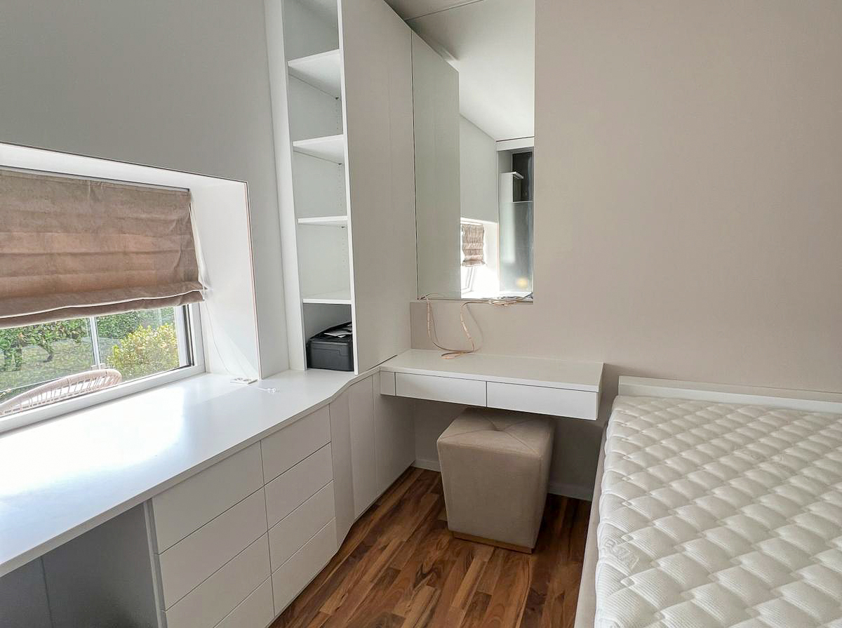 Jugendzimmer, viel Staurraum, Spiegel, Bett