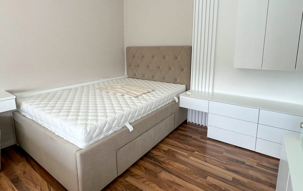 Jugendzimmer, viel Staurraum, Boxspringbett