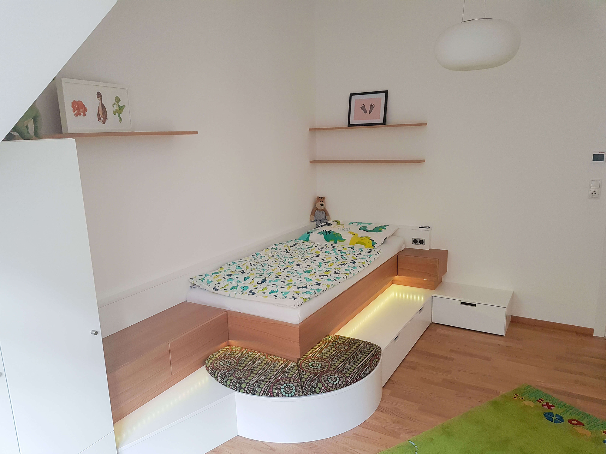 Kinderzimmer, Bett mit viel Staurraum