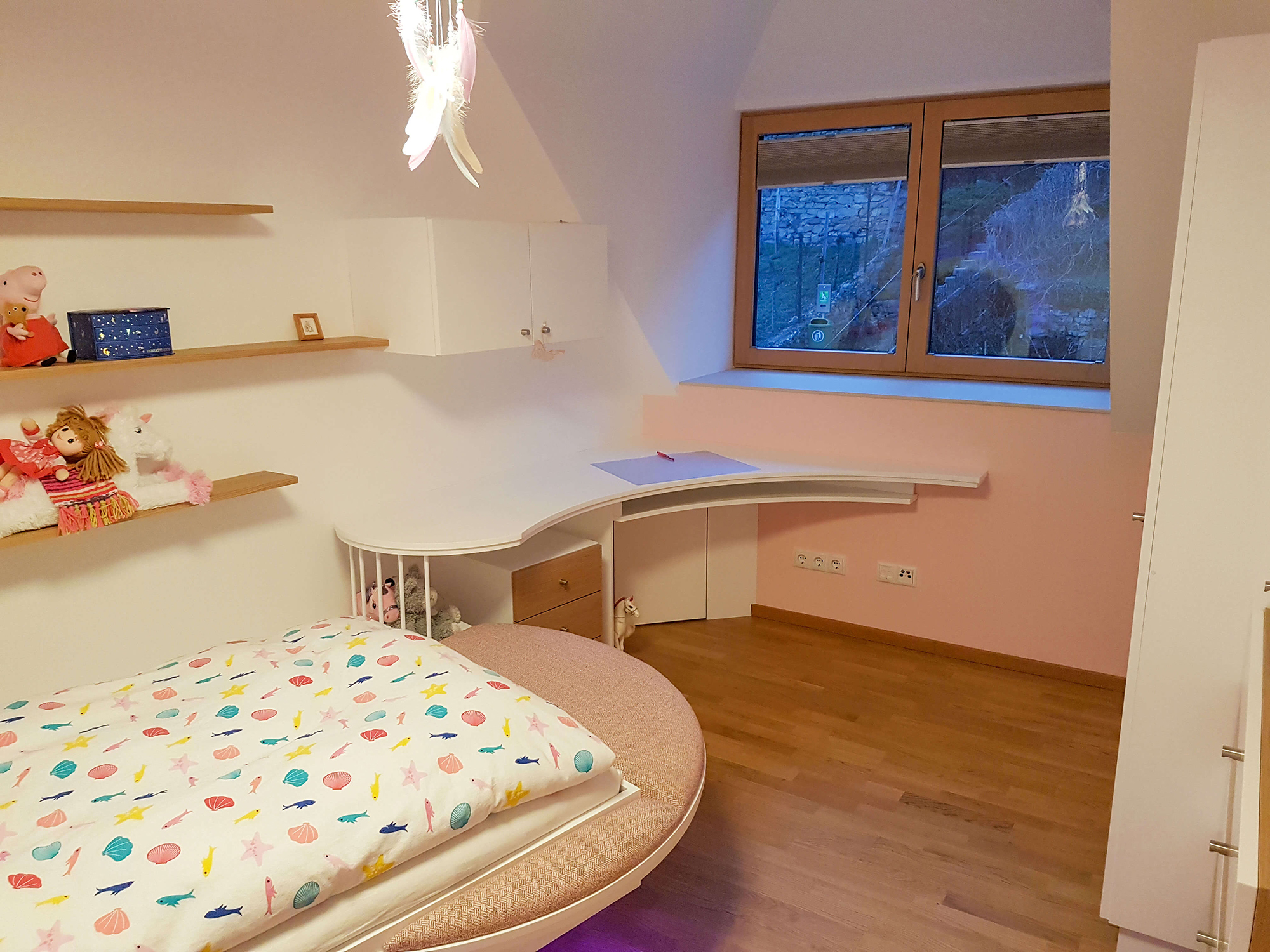 Kinderzimmer, Bett mit runden Applikationen, halbrunder Schreibtisch