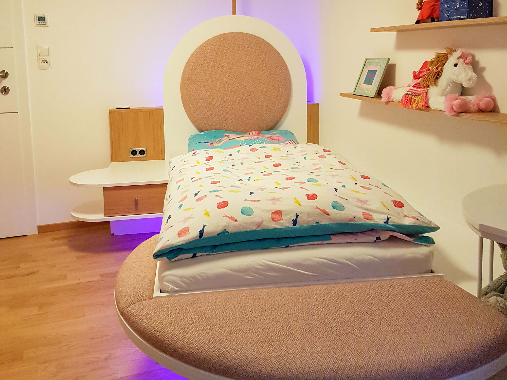 Kinderzimmer, Bett mit runden Applikationen
