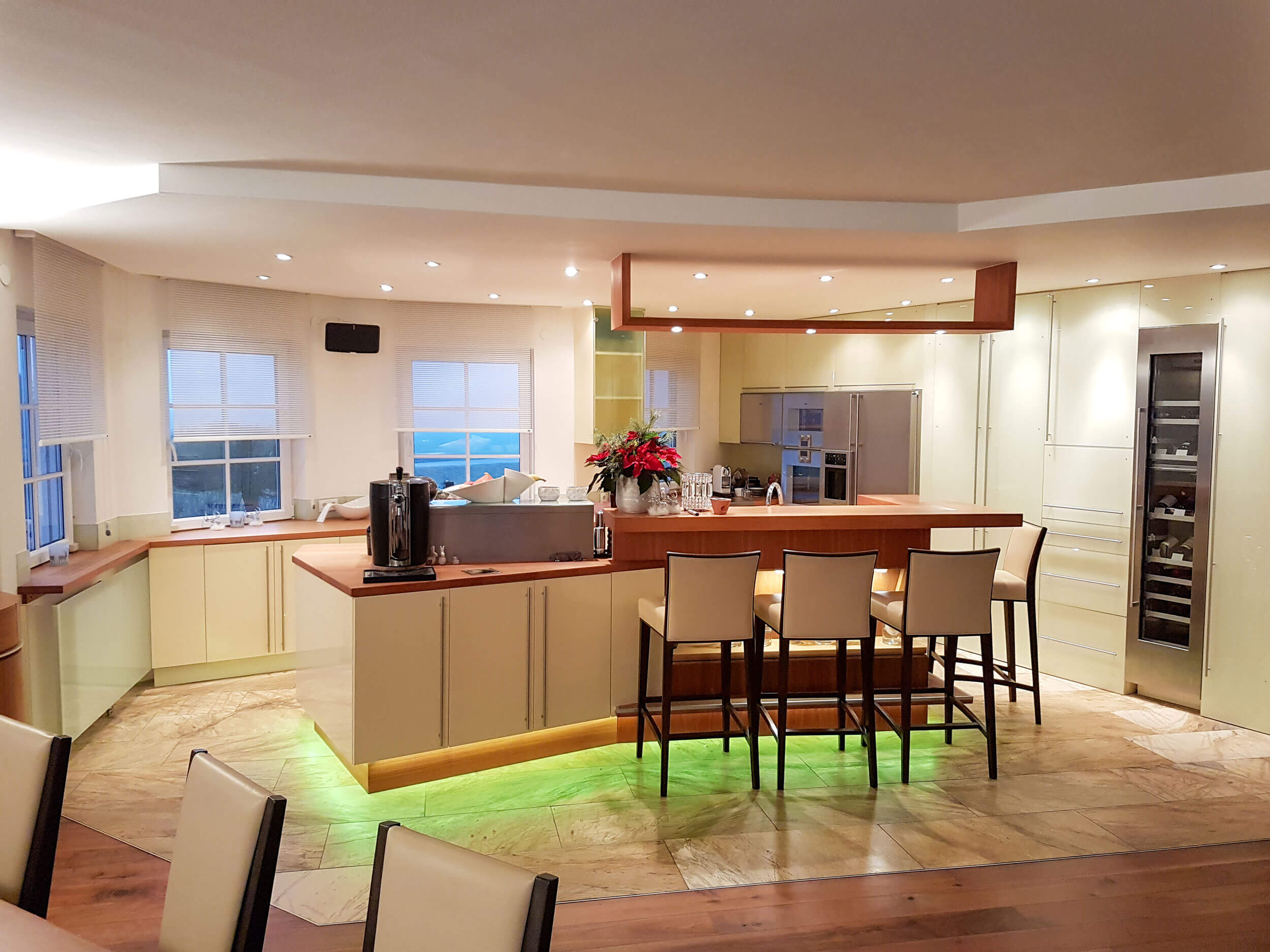 Küche in weiß Hochglanz, viel Staurraum