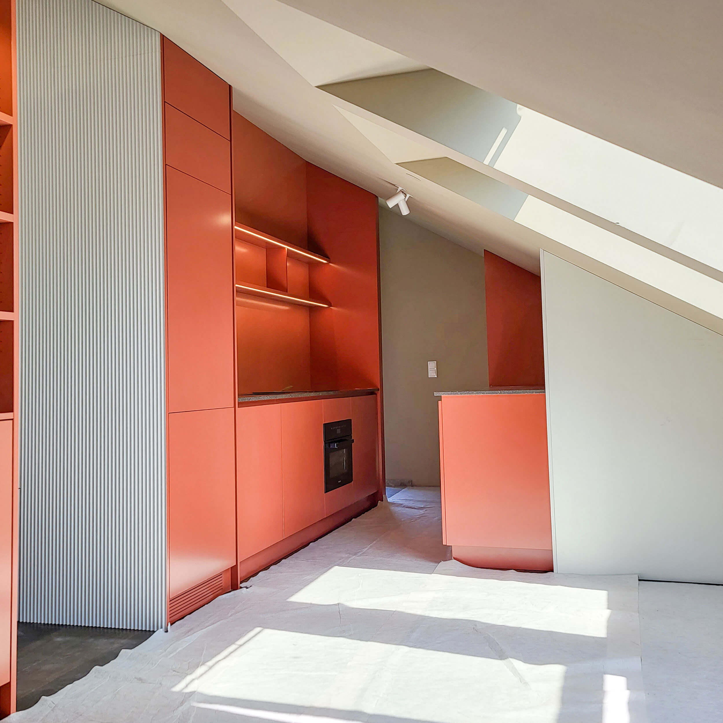 kleine Küche in rotbraun, minimalistisch