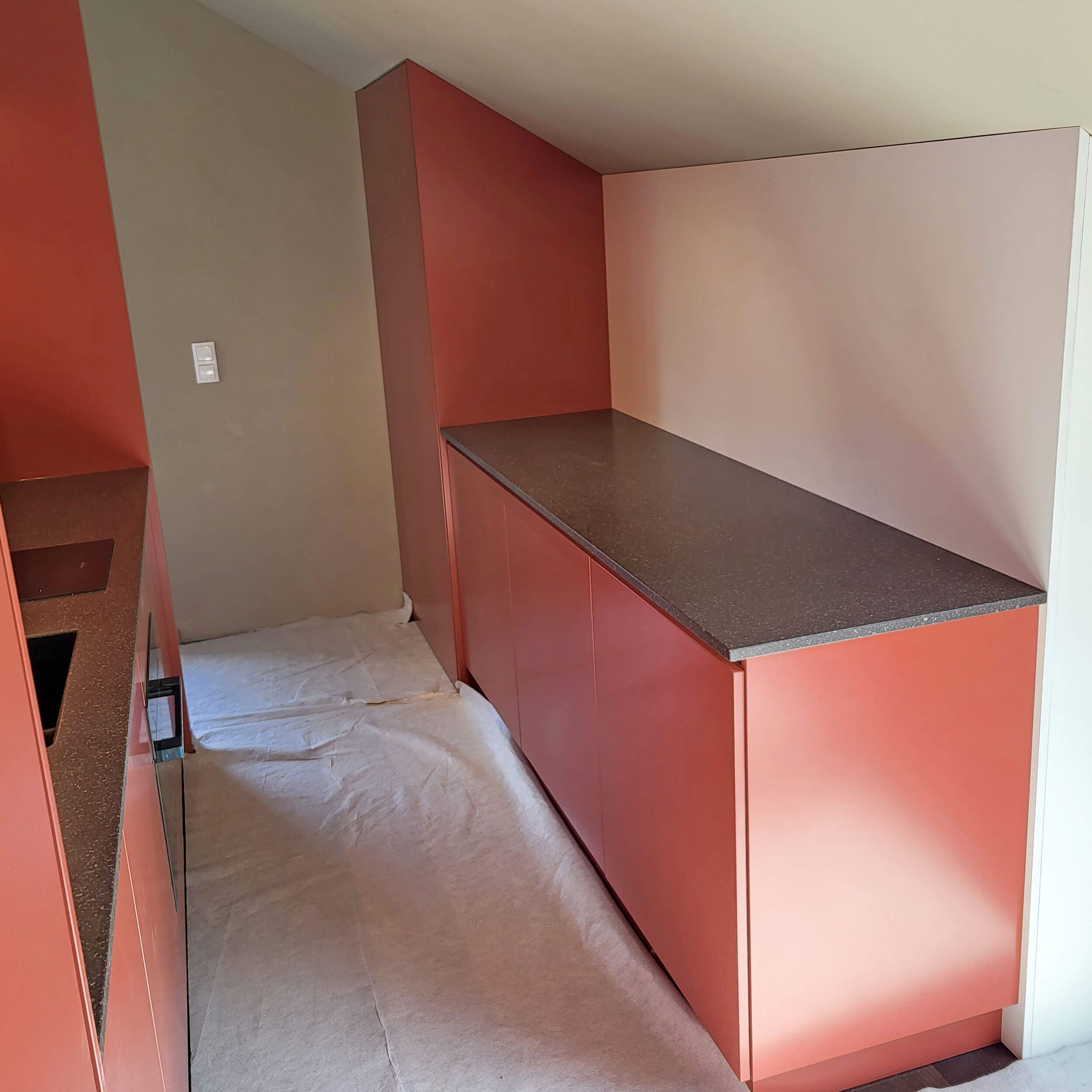 kleine Küche in rotbraun, minimalistisch