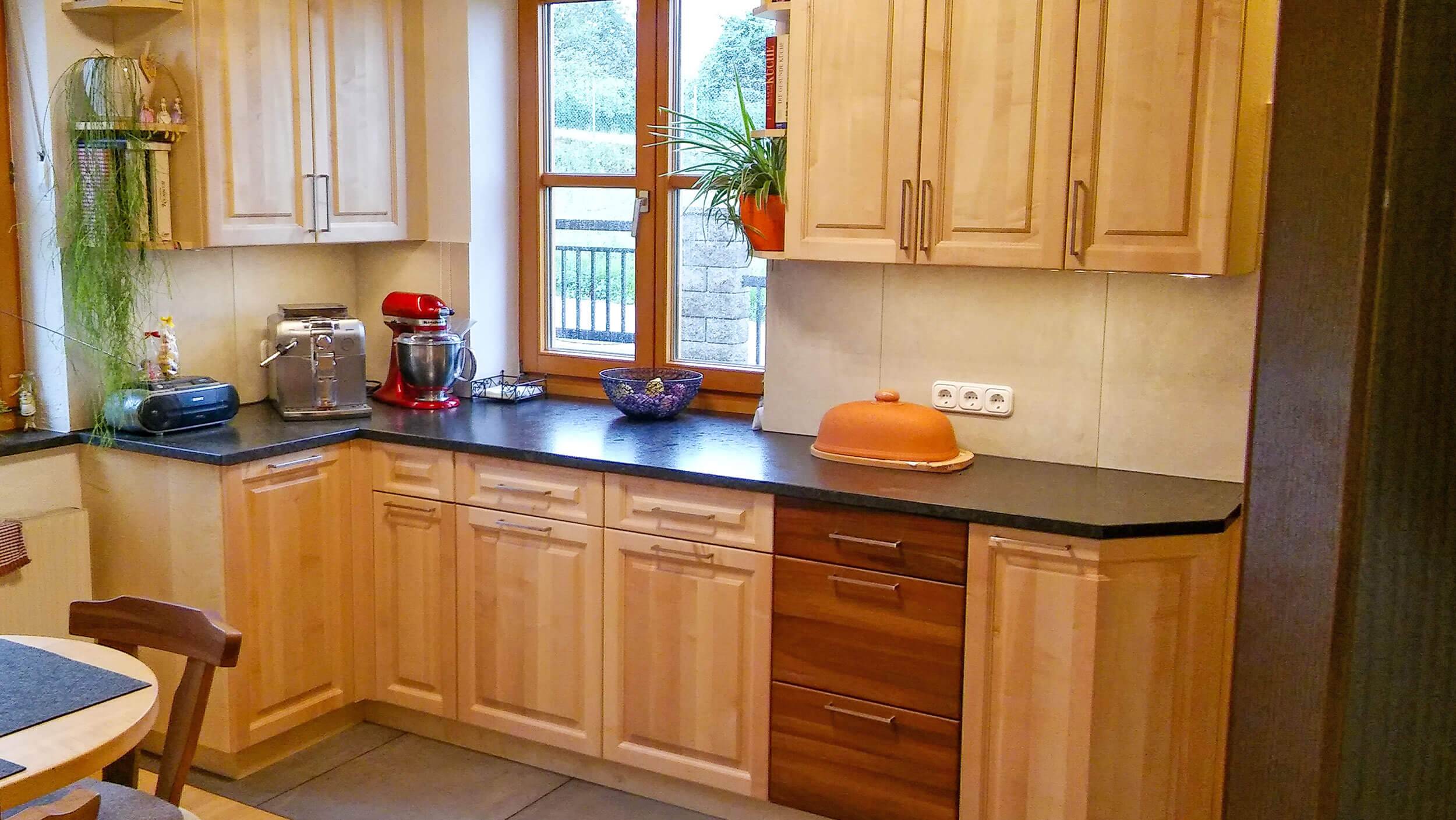 Küchenzeile in Holztönen