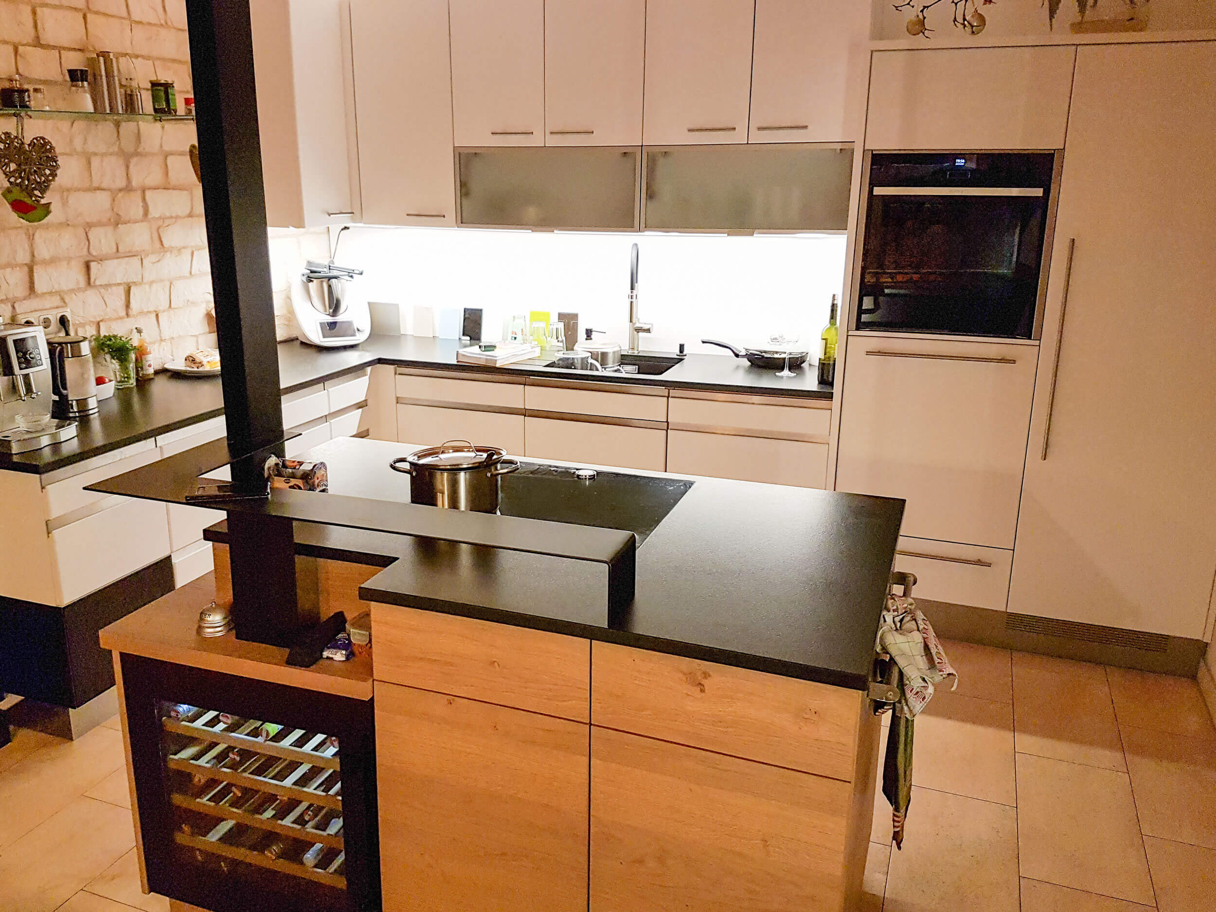 Küche in weiß mit Kochinsel