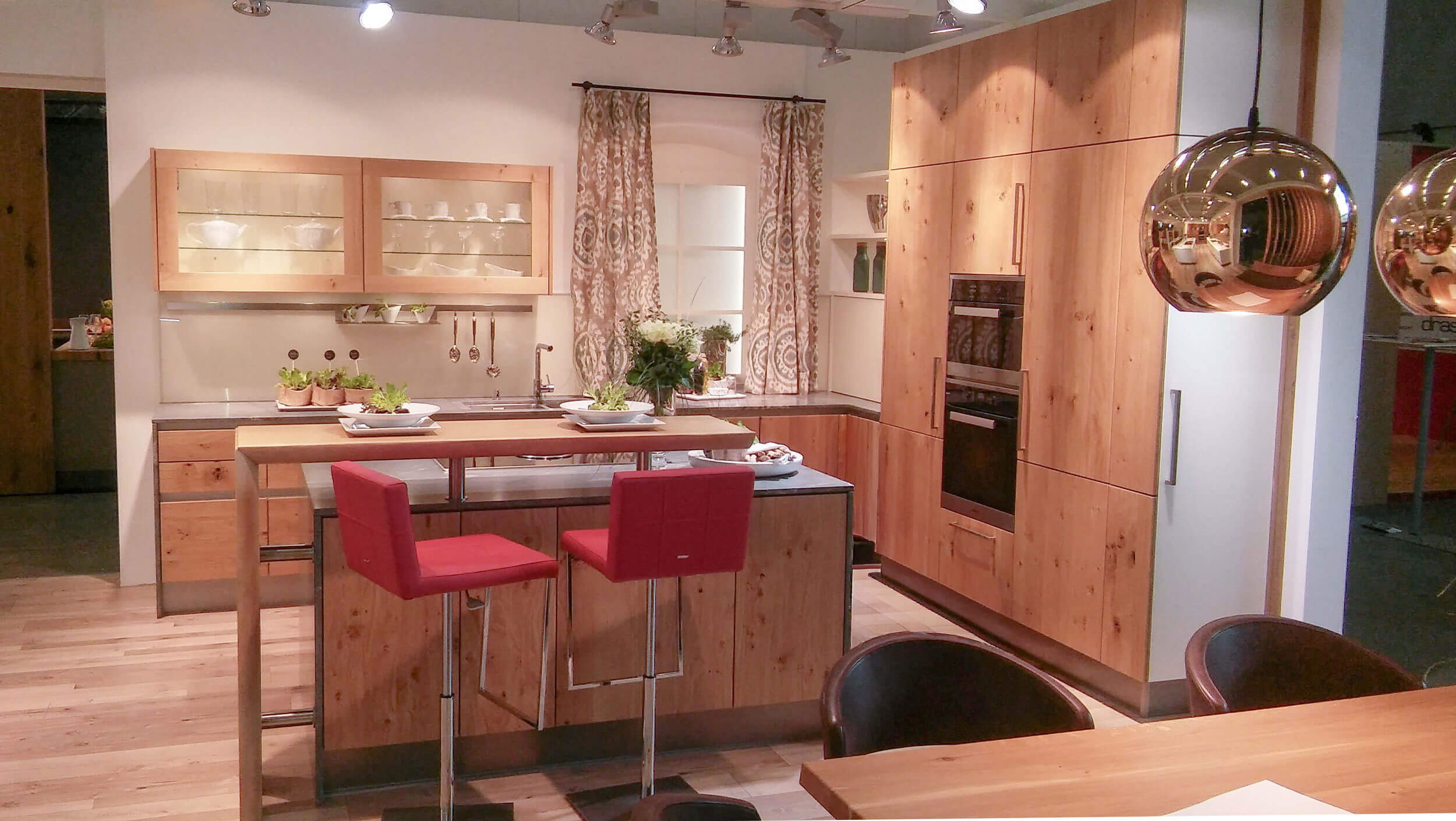 Küche in Holztönen mit Kochinsel und Theke