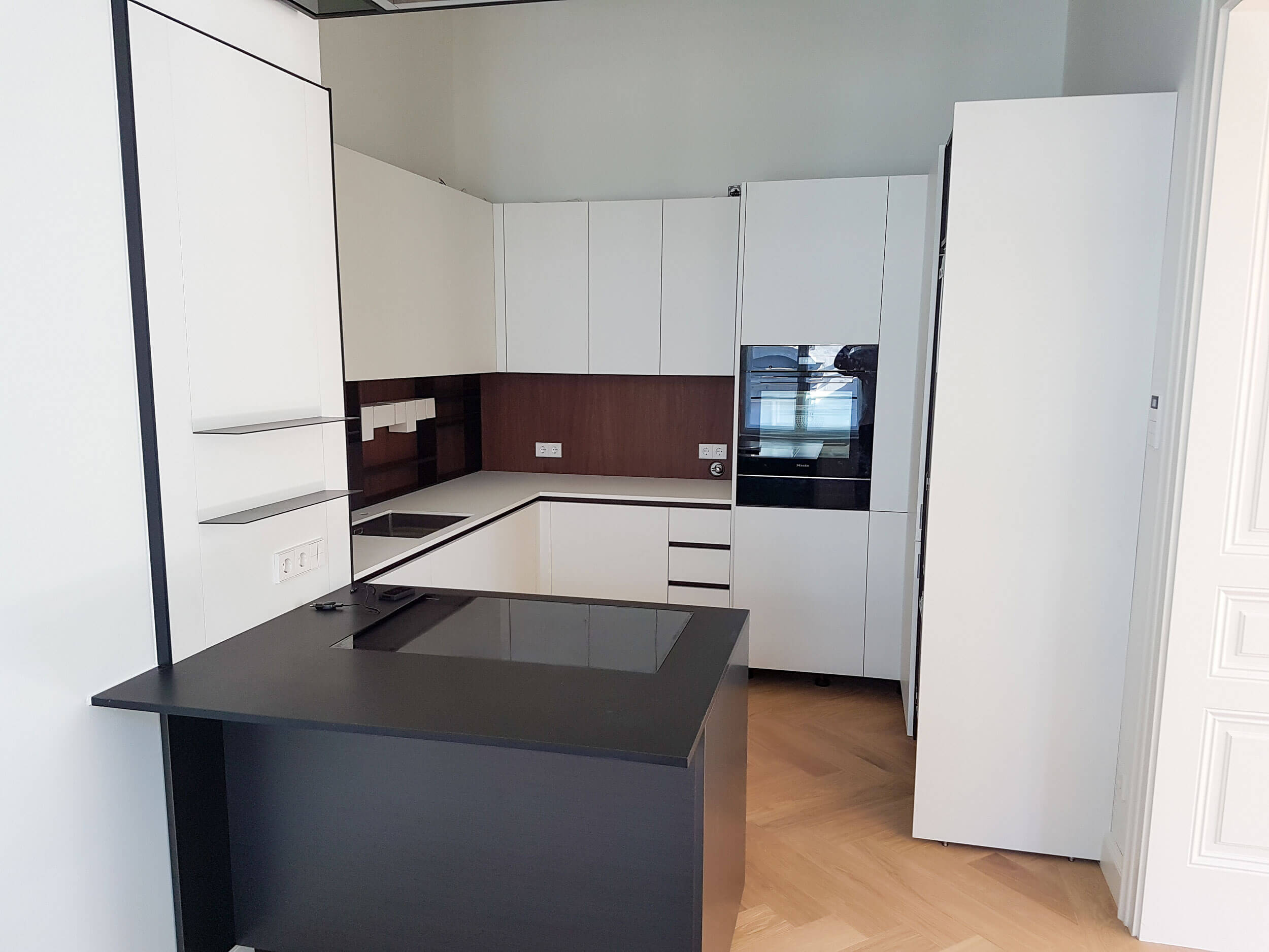 kleine Küche in Wohnung, weiß mit Theke, viel Stauraum