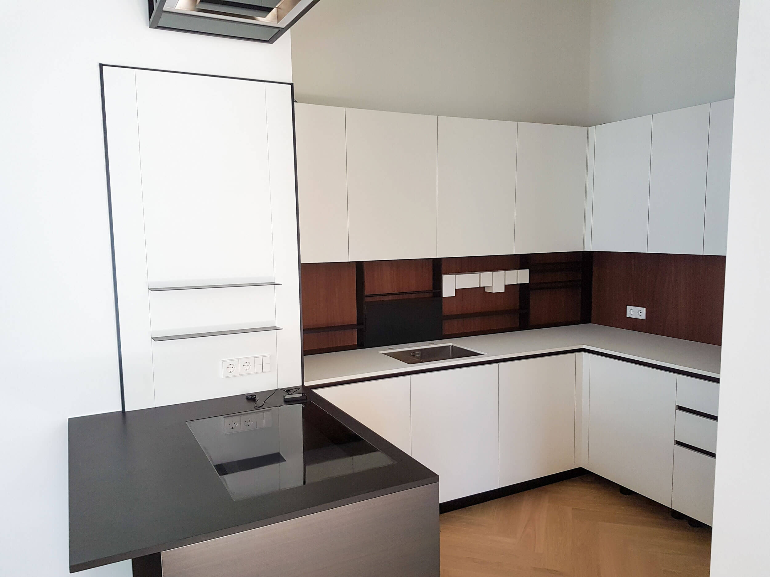 kleine Küche in Wohnung, weiß mit Theke, viel Stauraum