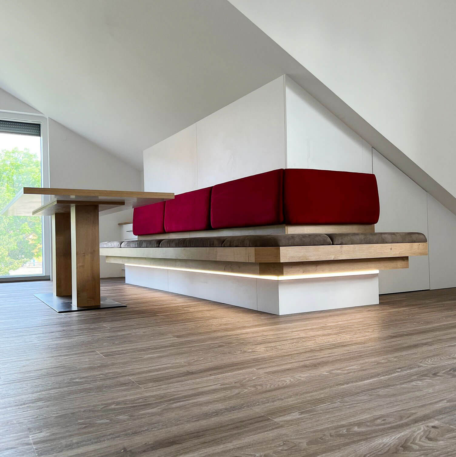 Esszimmer, "schwebende" Bank mit integrierter Beleuchtung, gepolsterte Sitzflächen