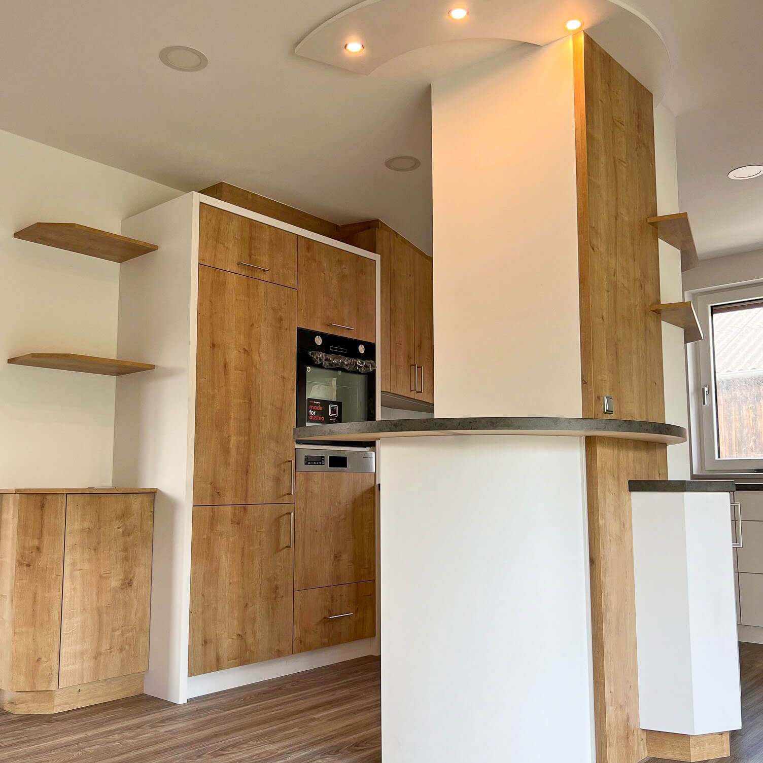verwinkelter Raum, Küchenzeile, Stauraum