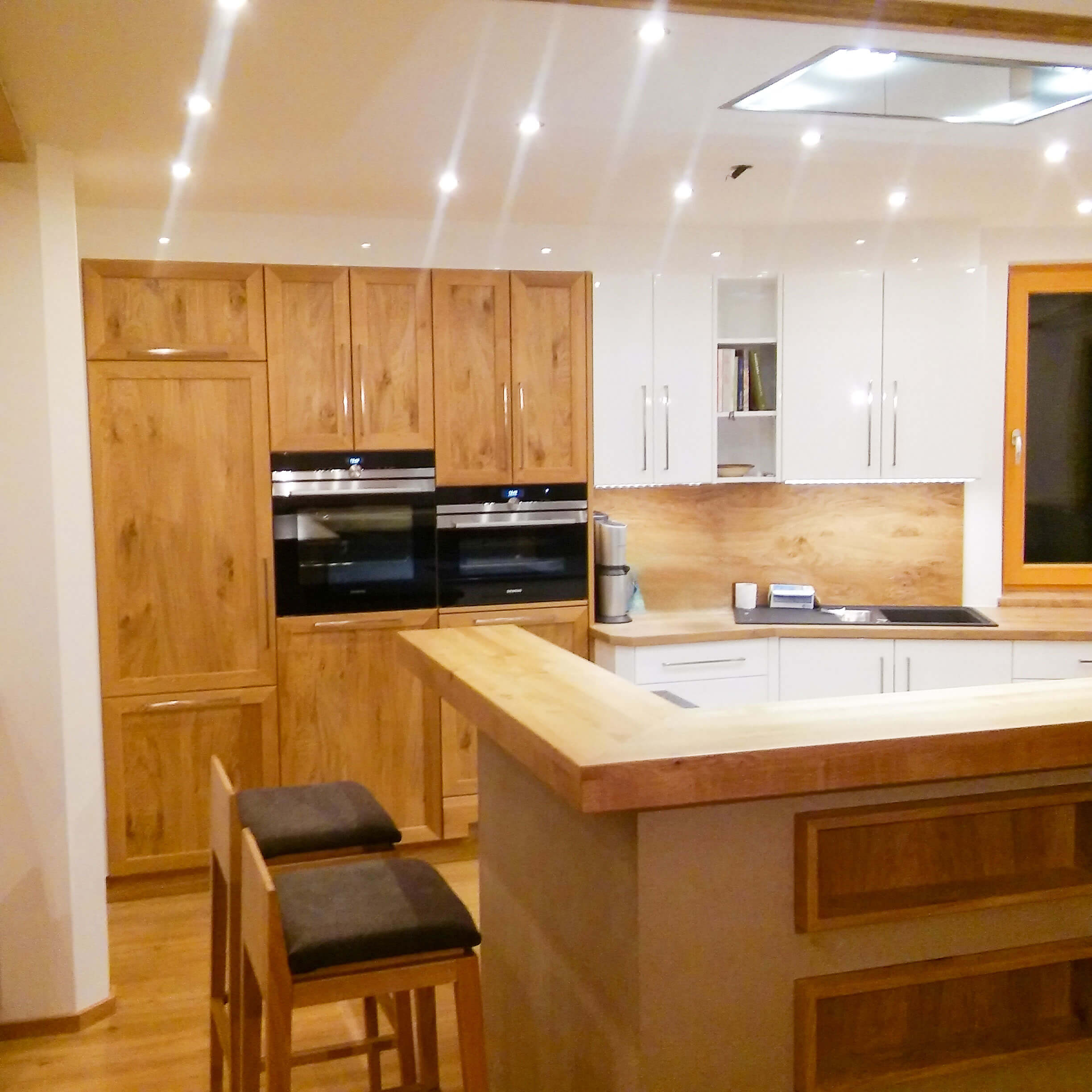 Küche mit Theke, Schrankwand, weiß und Holztöne