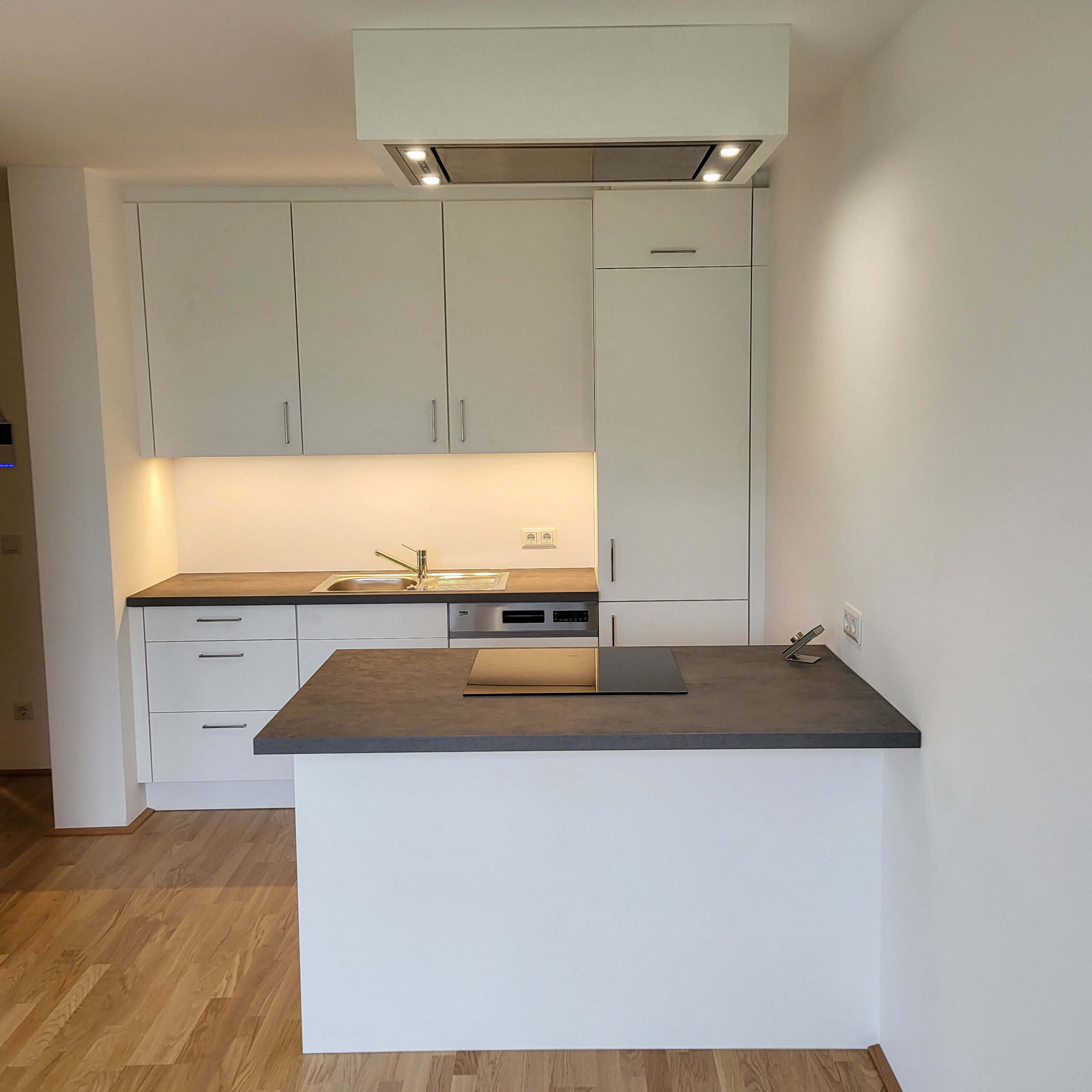 kleine Küche in Wohnung, weiß mit Theke