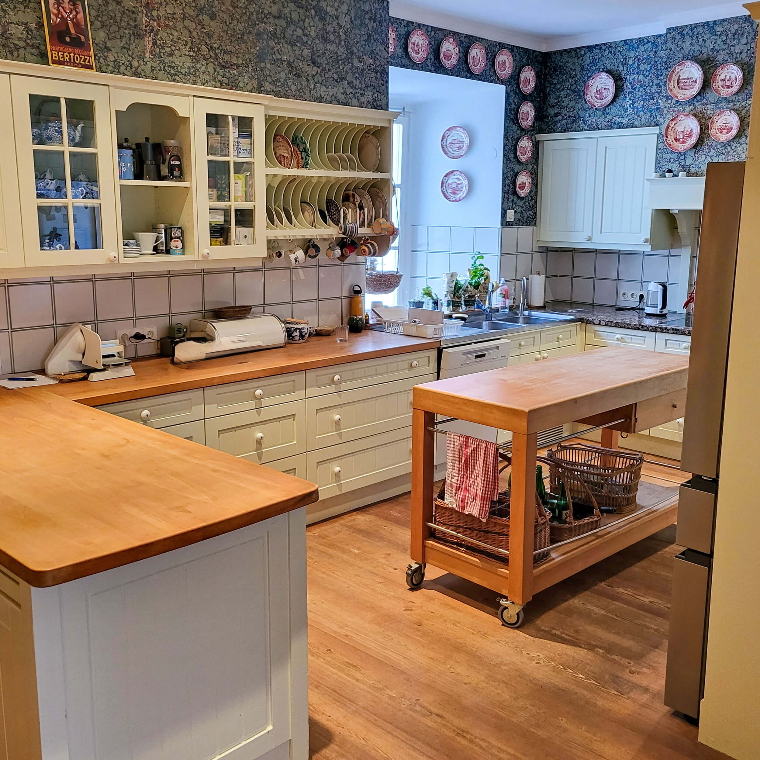 Küche Landhausstil mit ausgefallenere Tapete, Arbeitsinsel