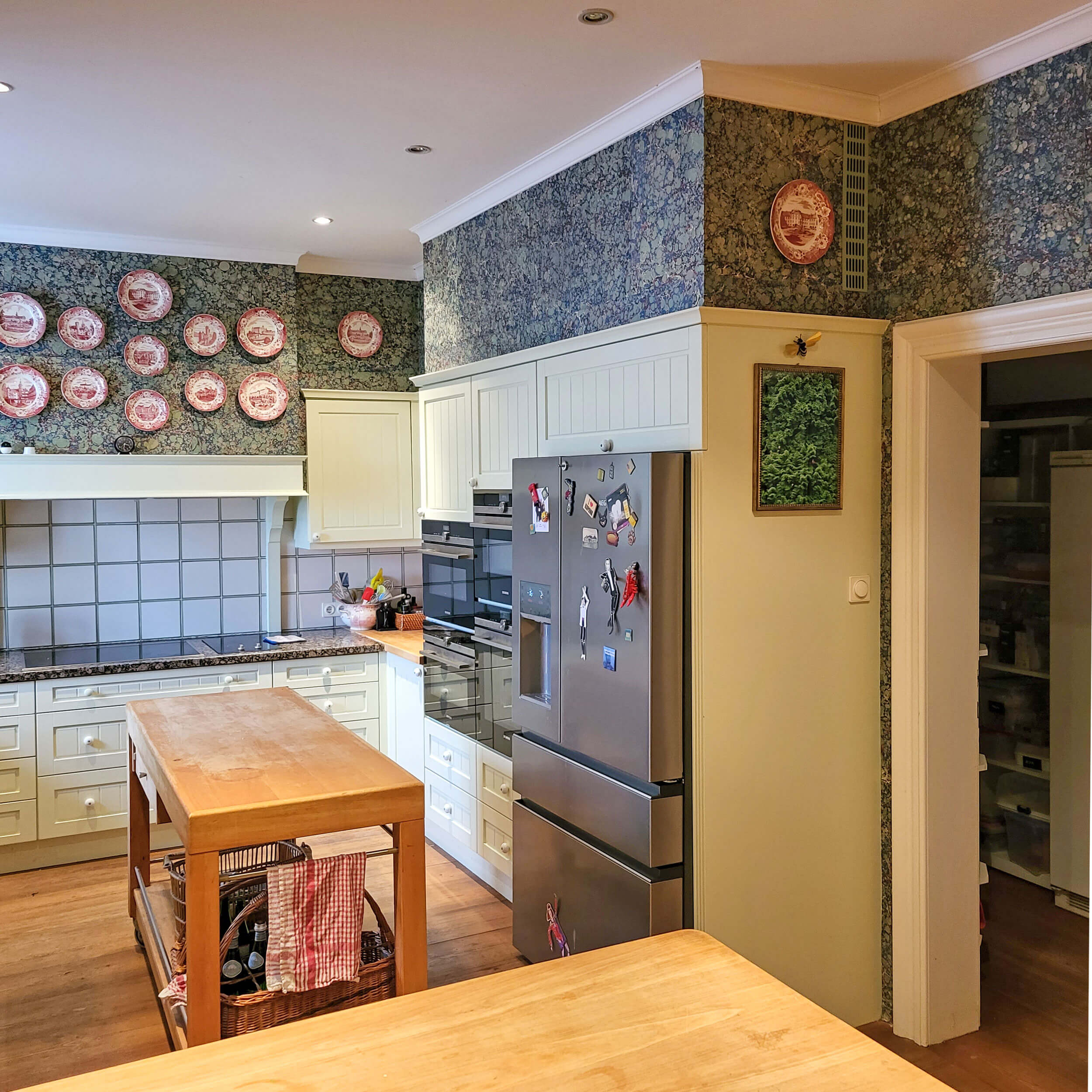 Küche Landhausstil mit ausgefallenere Tapete, Arbeitsinsel