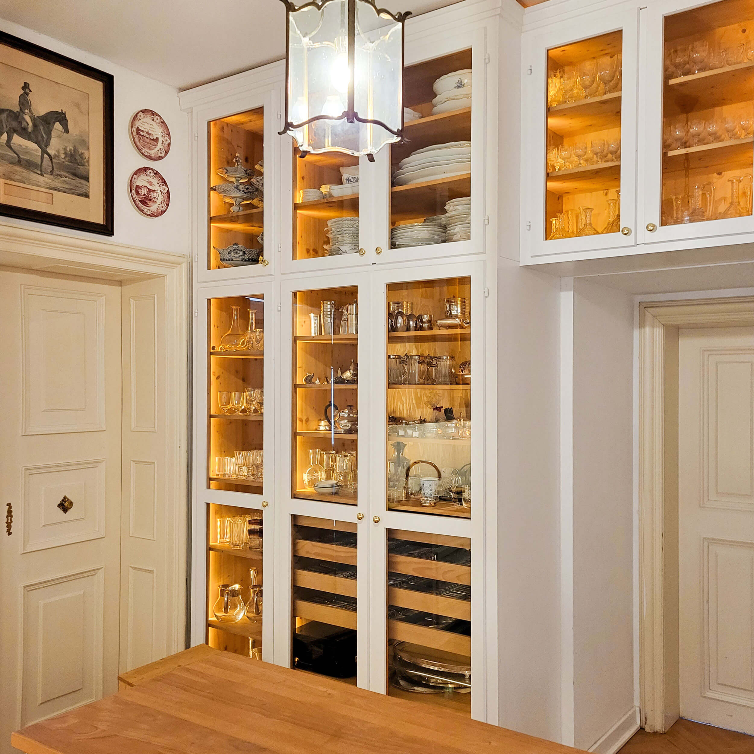 Küche Landhausstil mit vielen Glasschränken