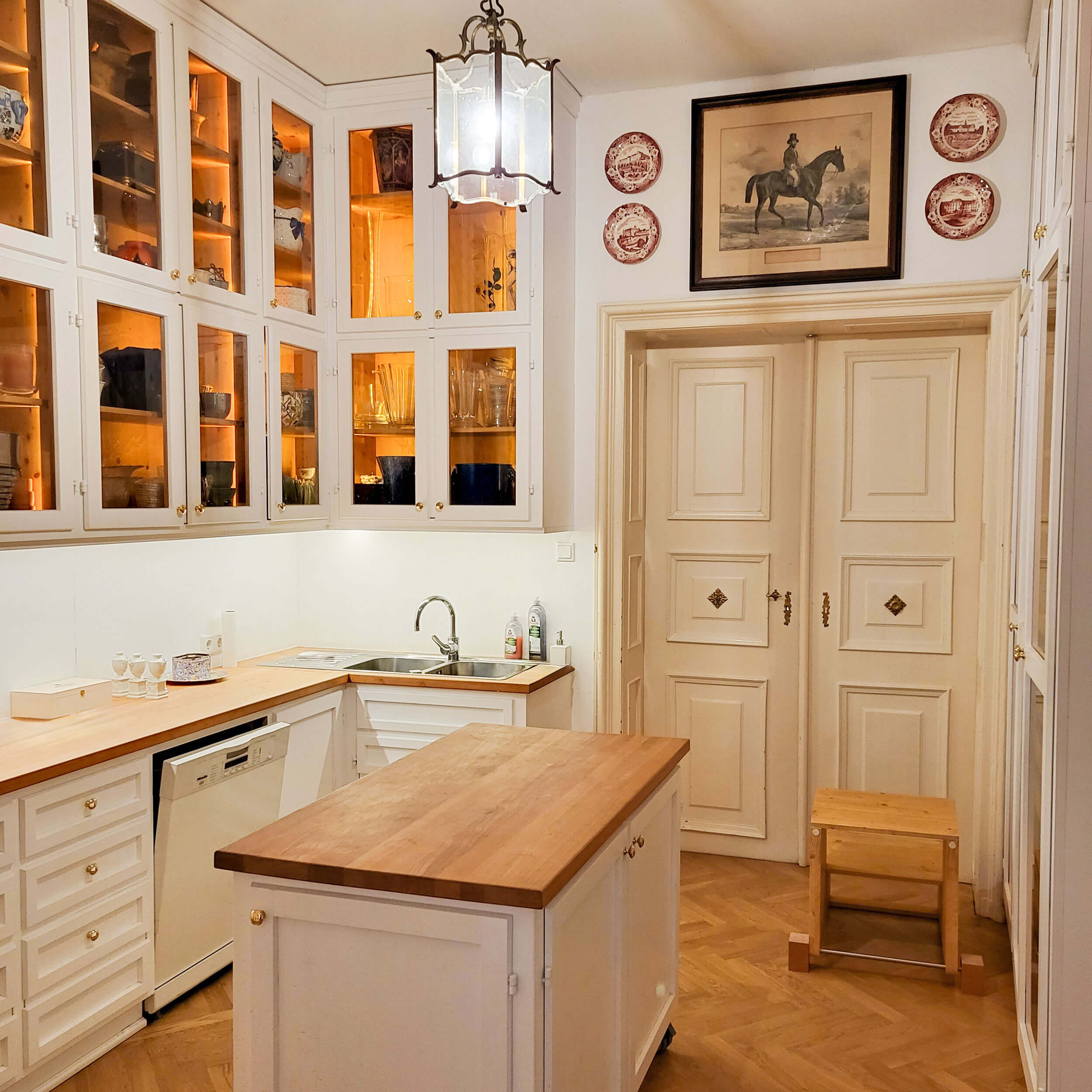 Küche Landhausstil mit vielen Glasschränken