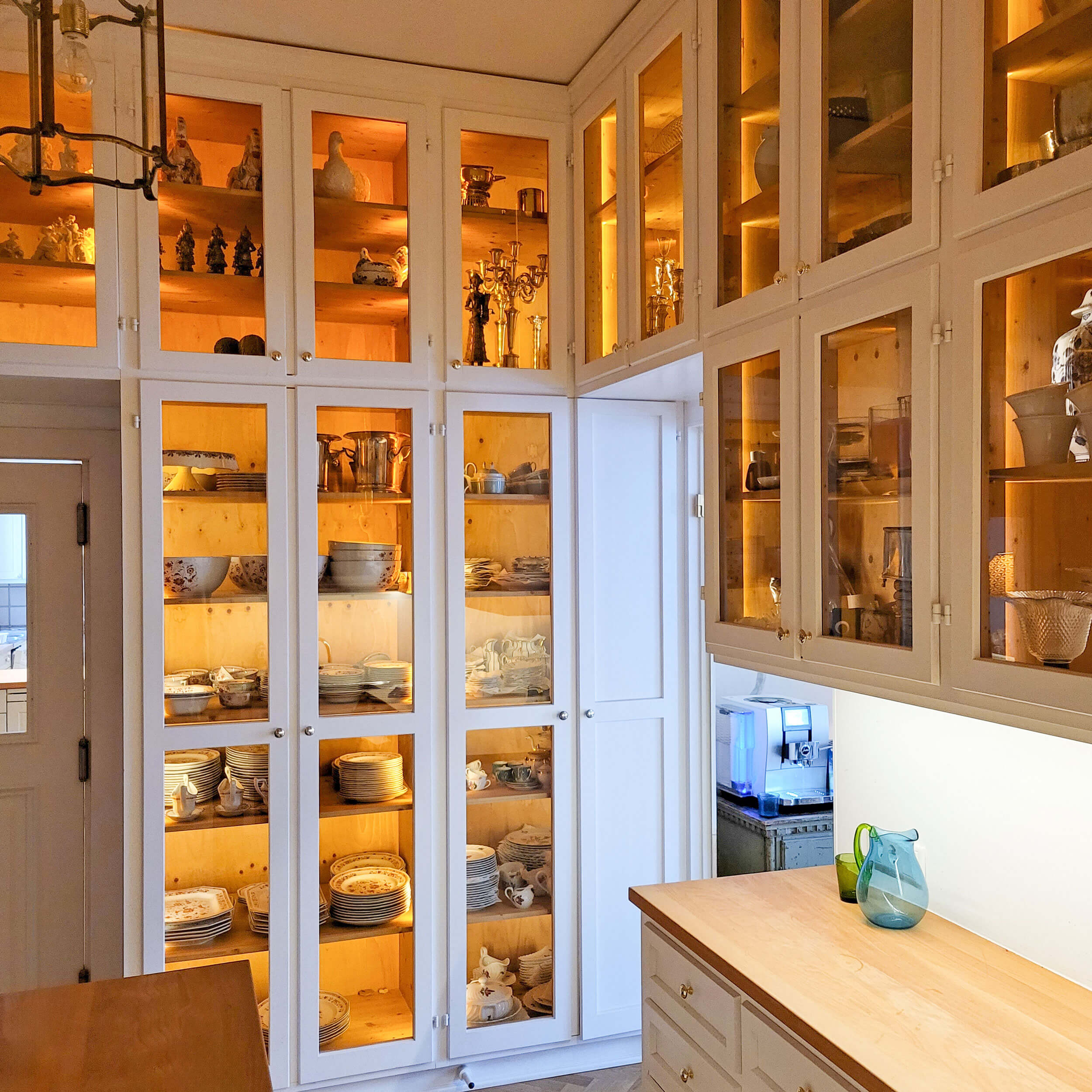 Küche Landhausstil mit vielen Glasschränken