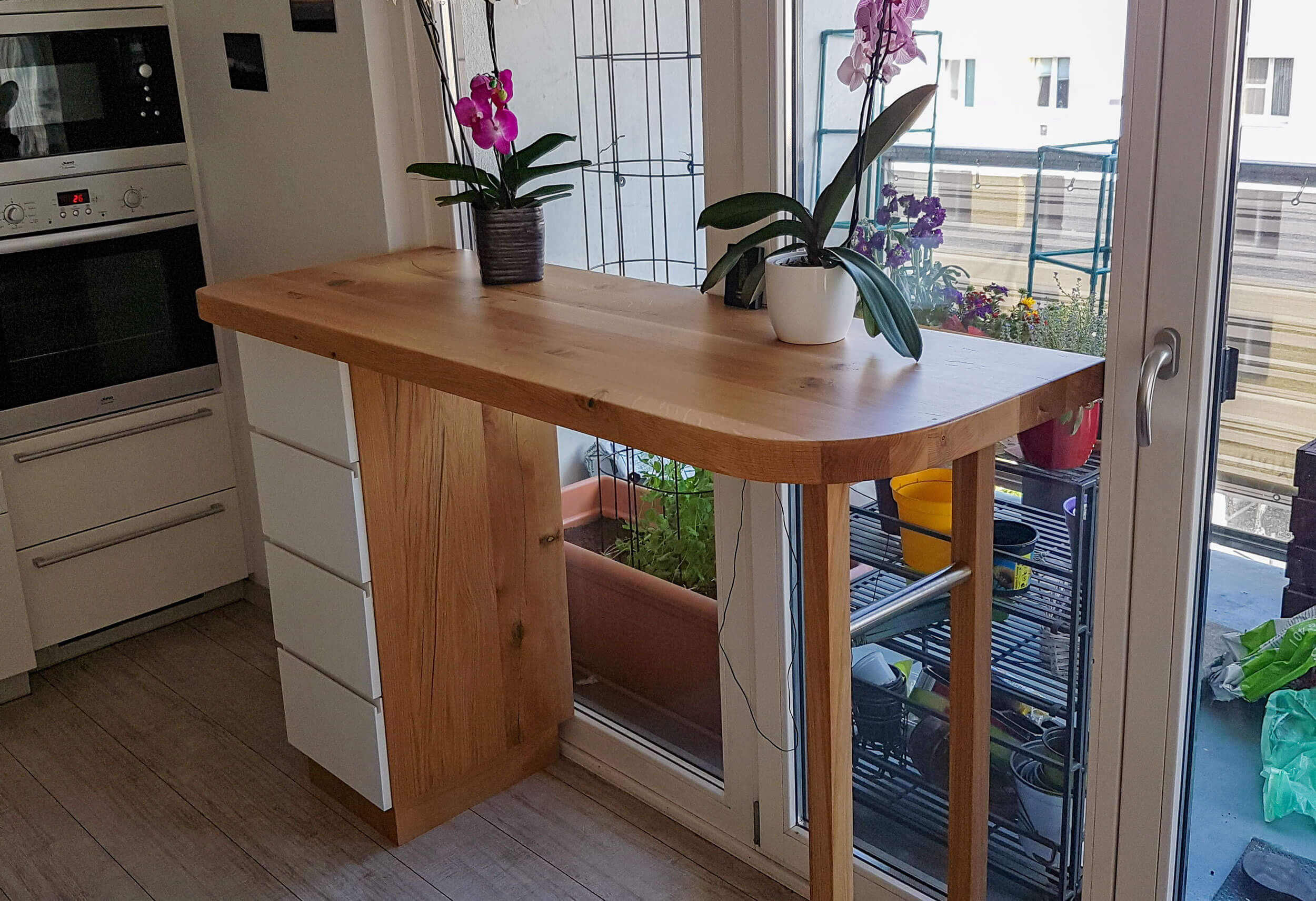 Theke aus Holz mit Schubladen