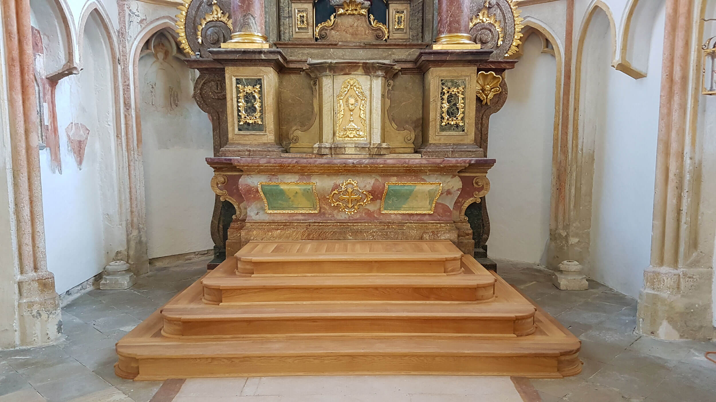 Altar mit Holzstufen