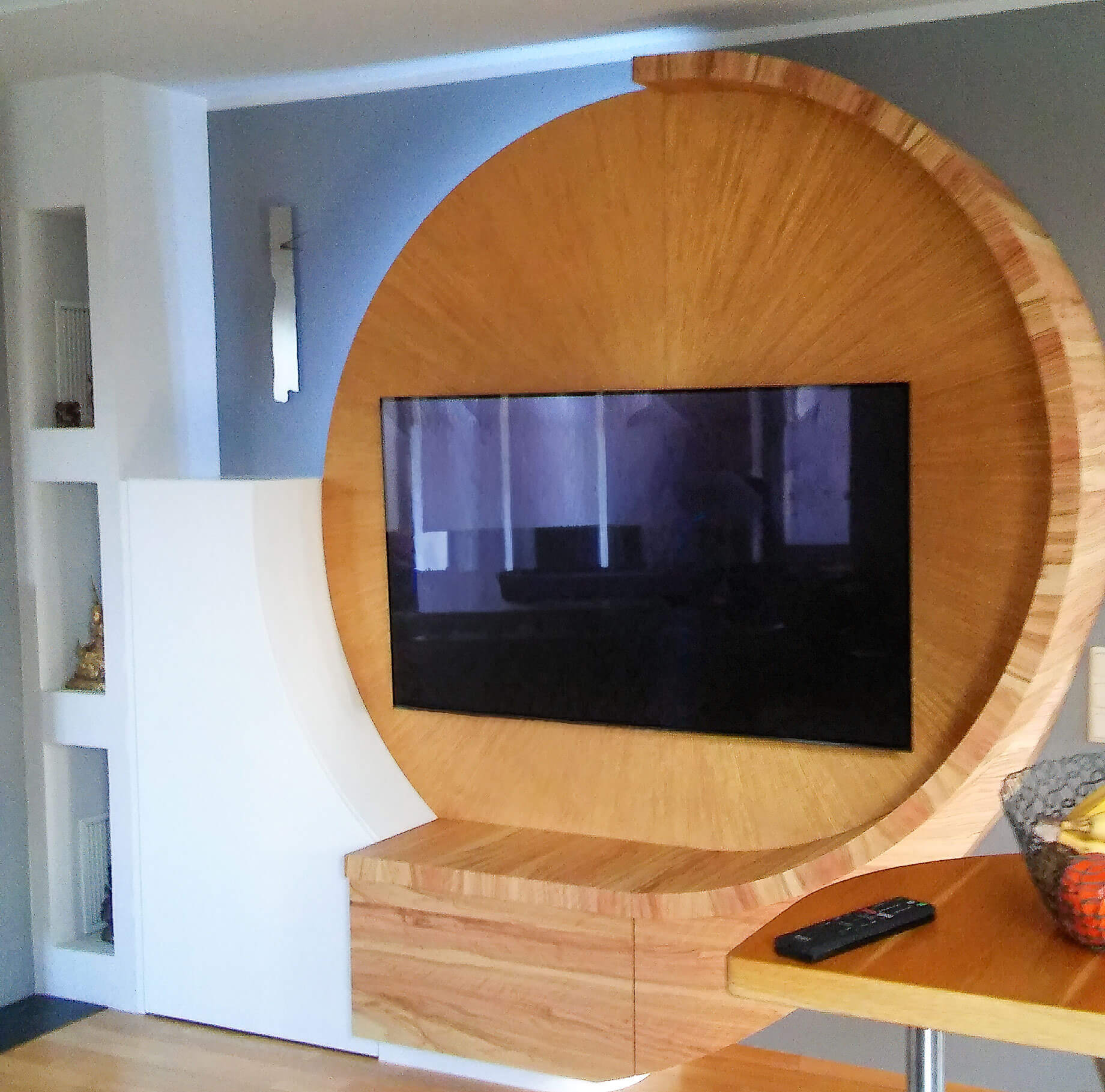 TV-Wand mit runden Elementen