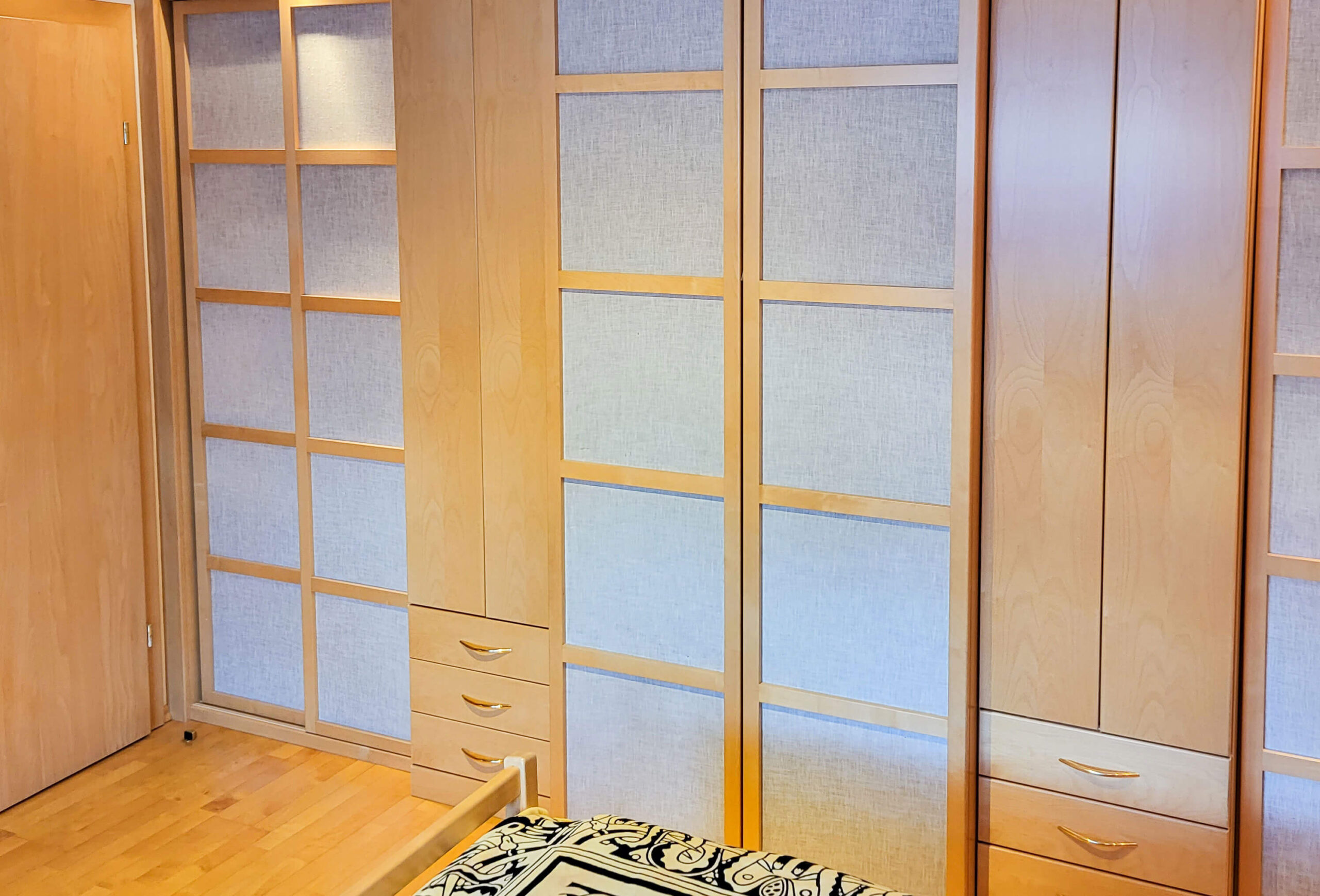 Schrankwand, Türen mit Stoffbezug