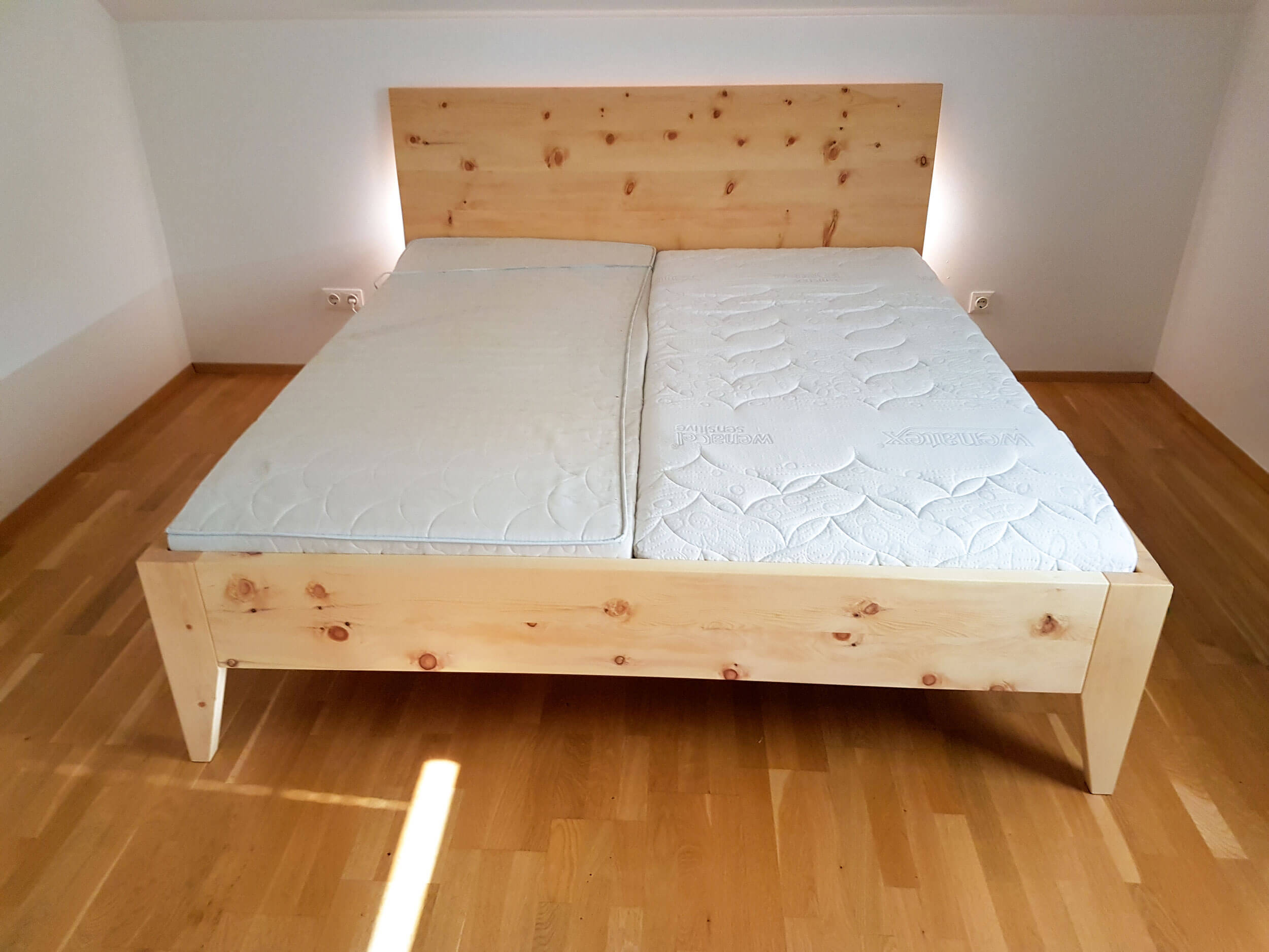 Bett aus Kiefernholz