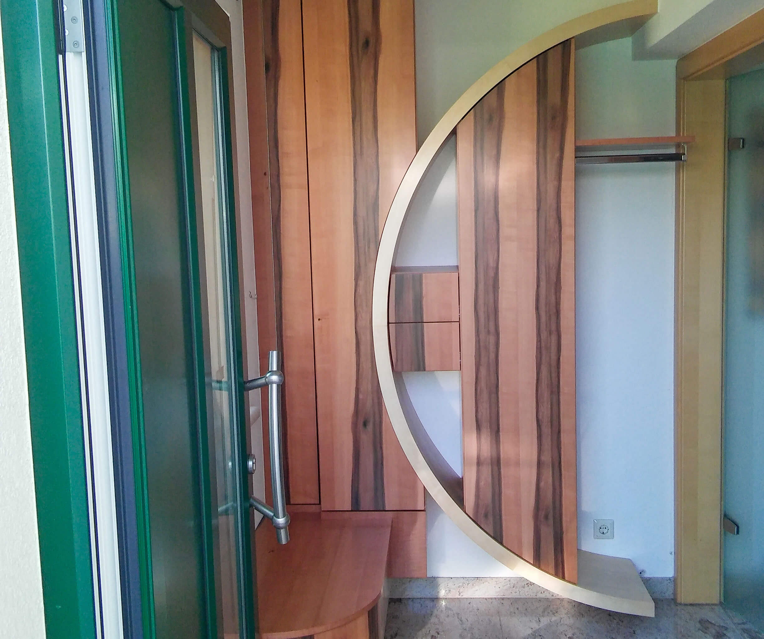 Eingangsbereich, Garderobenschrank, runde Elemente