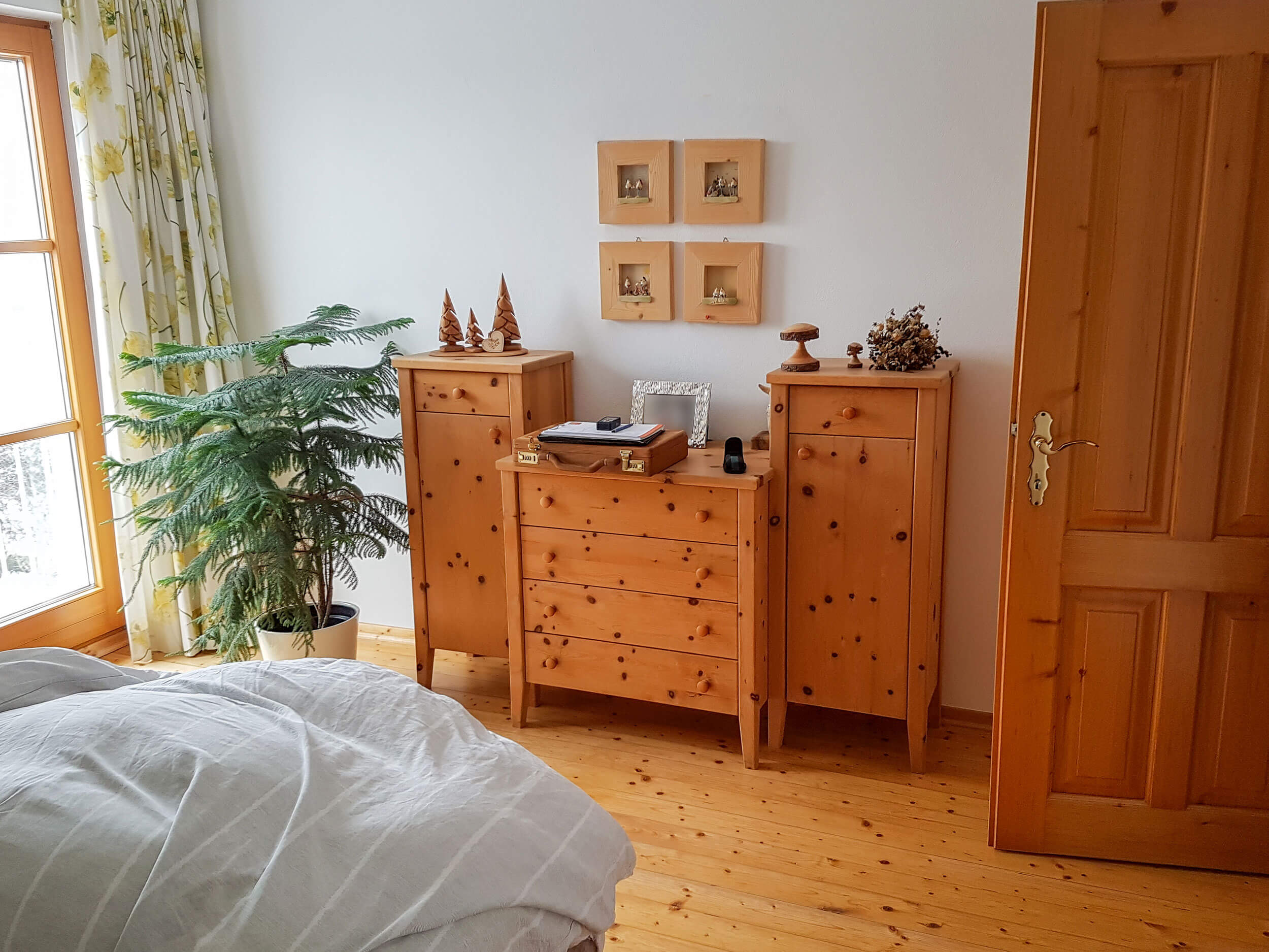 Schlafzimmer, Kommoden aus Kiefernholz