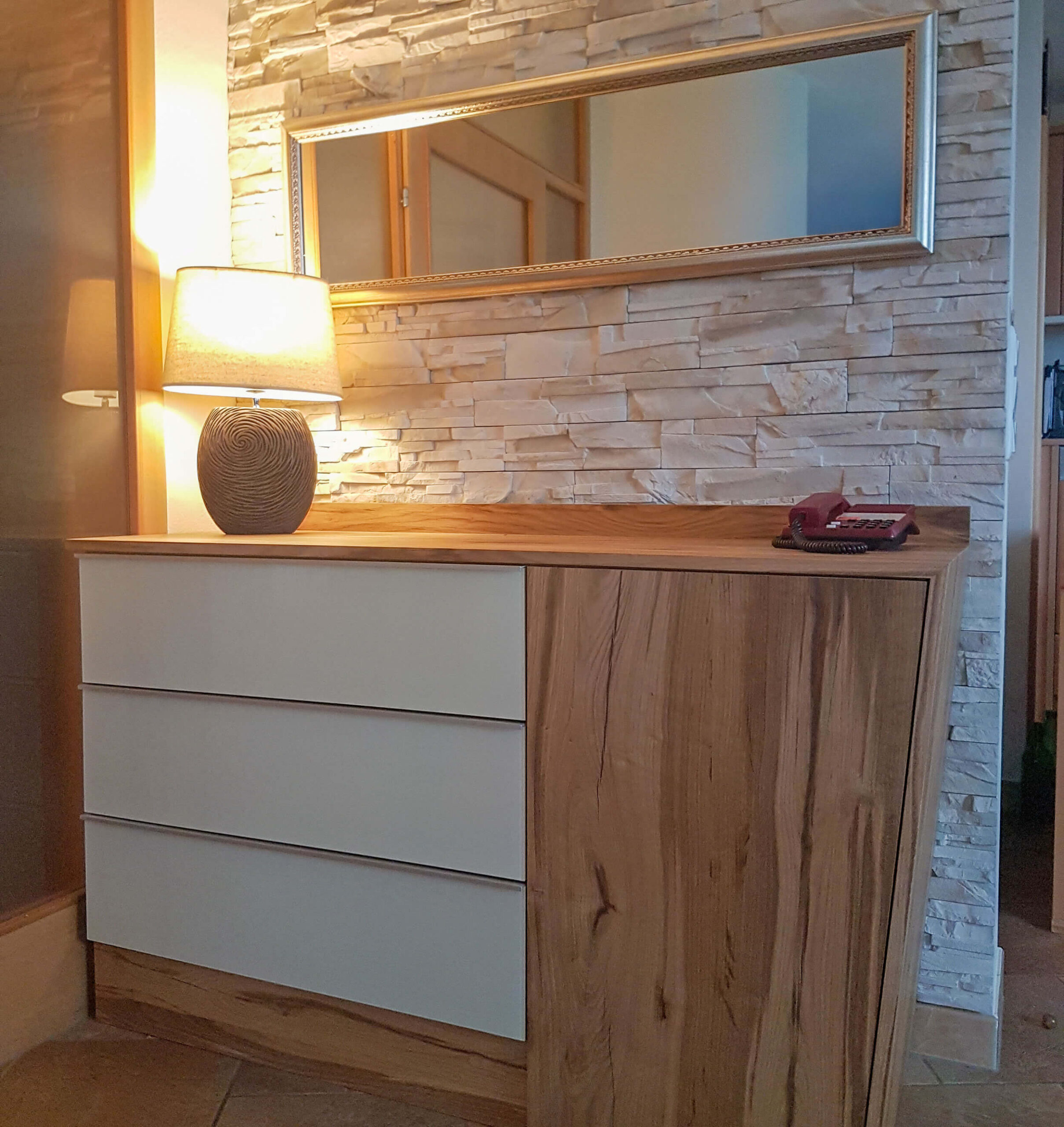 Kommode mit Schubladen, Spiegel, Lampe