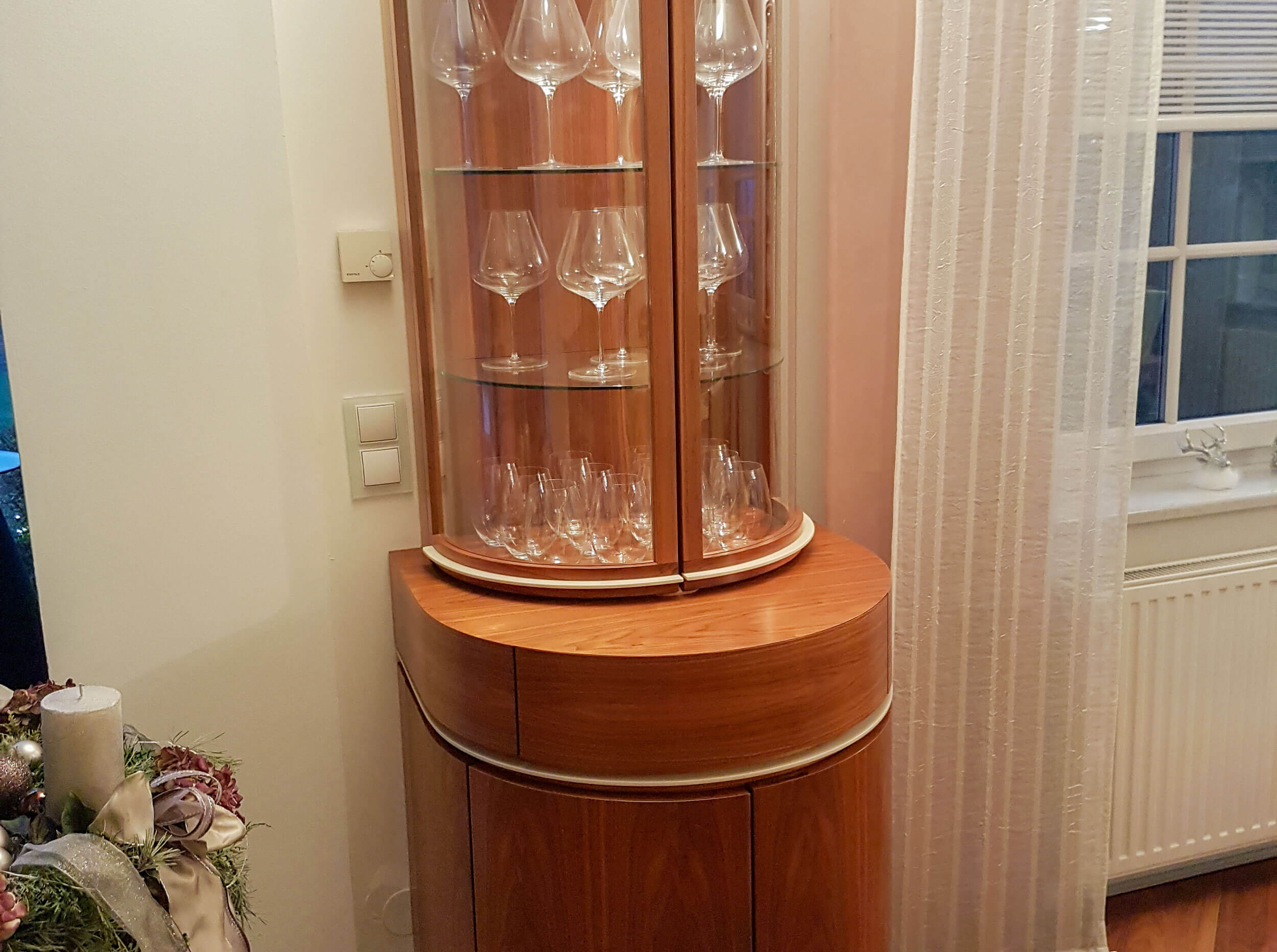 Holzvitrine mit Glas