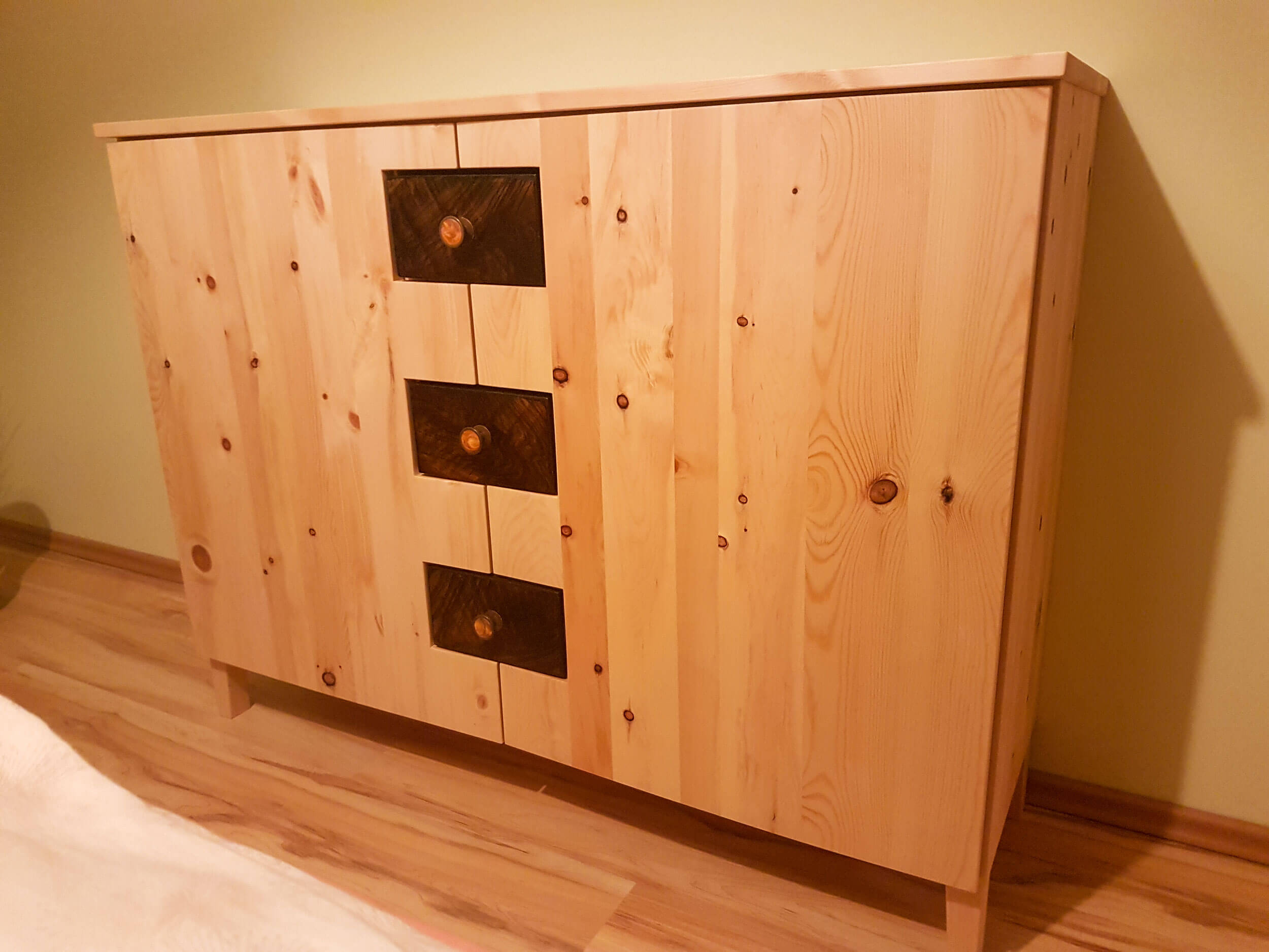 Kommode aus Kiefernholz mit kleinen Schubladen