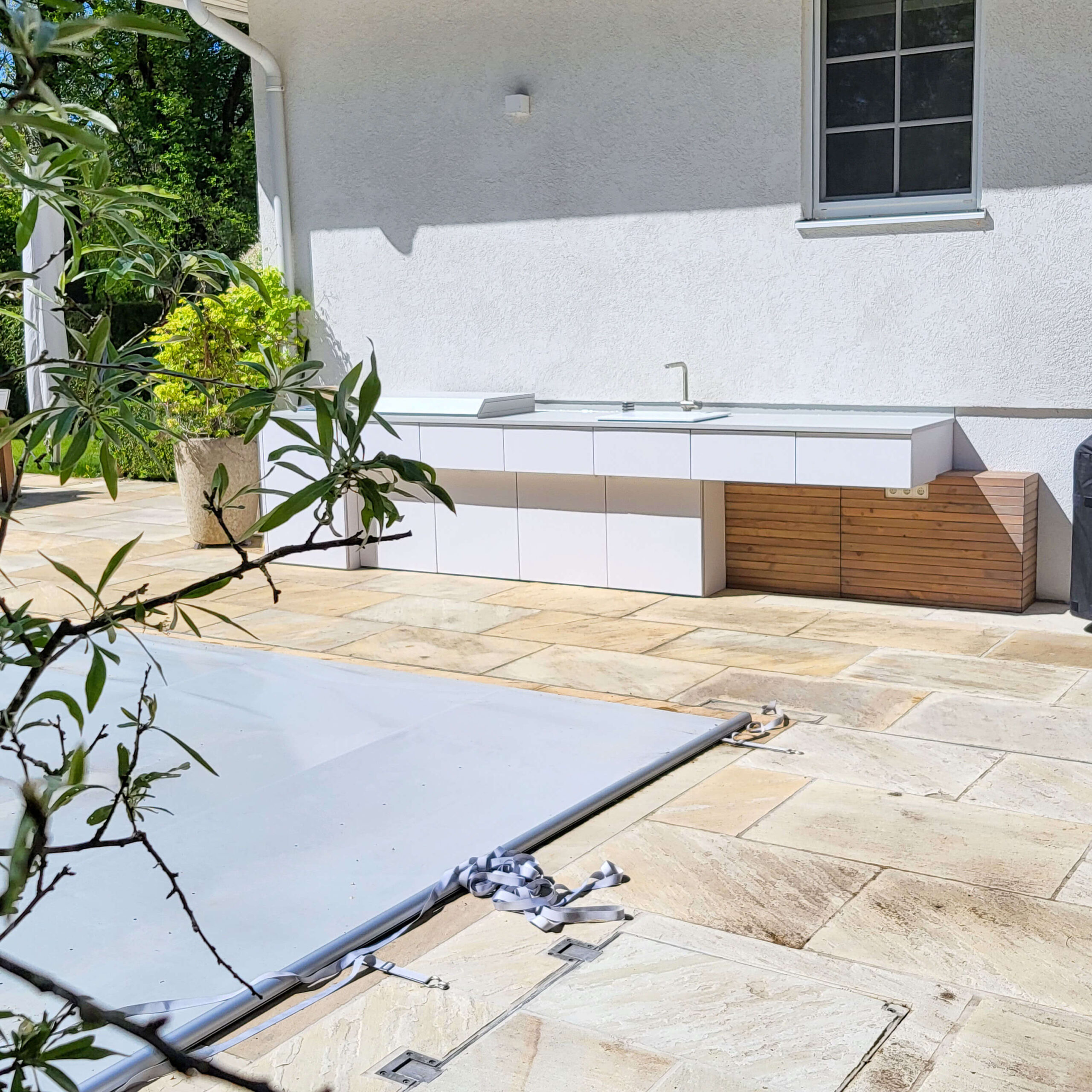 Outdoorküche weiß, minimalistisch