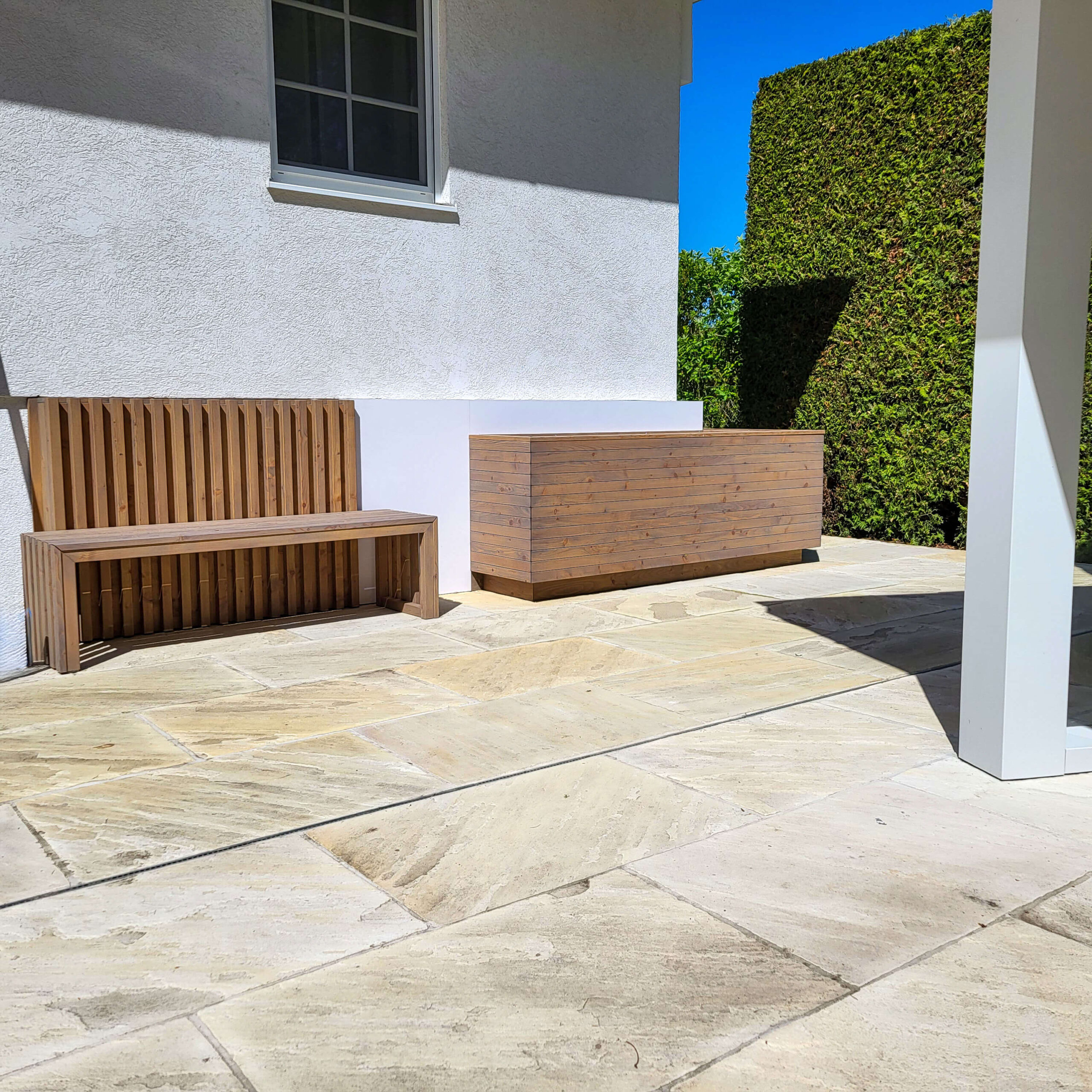 Terrasse, Sitzelement und Hochbeete im gleichen Stil aus Holz
