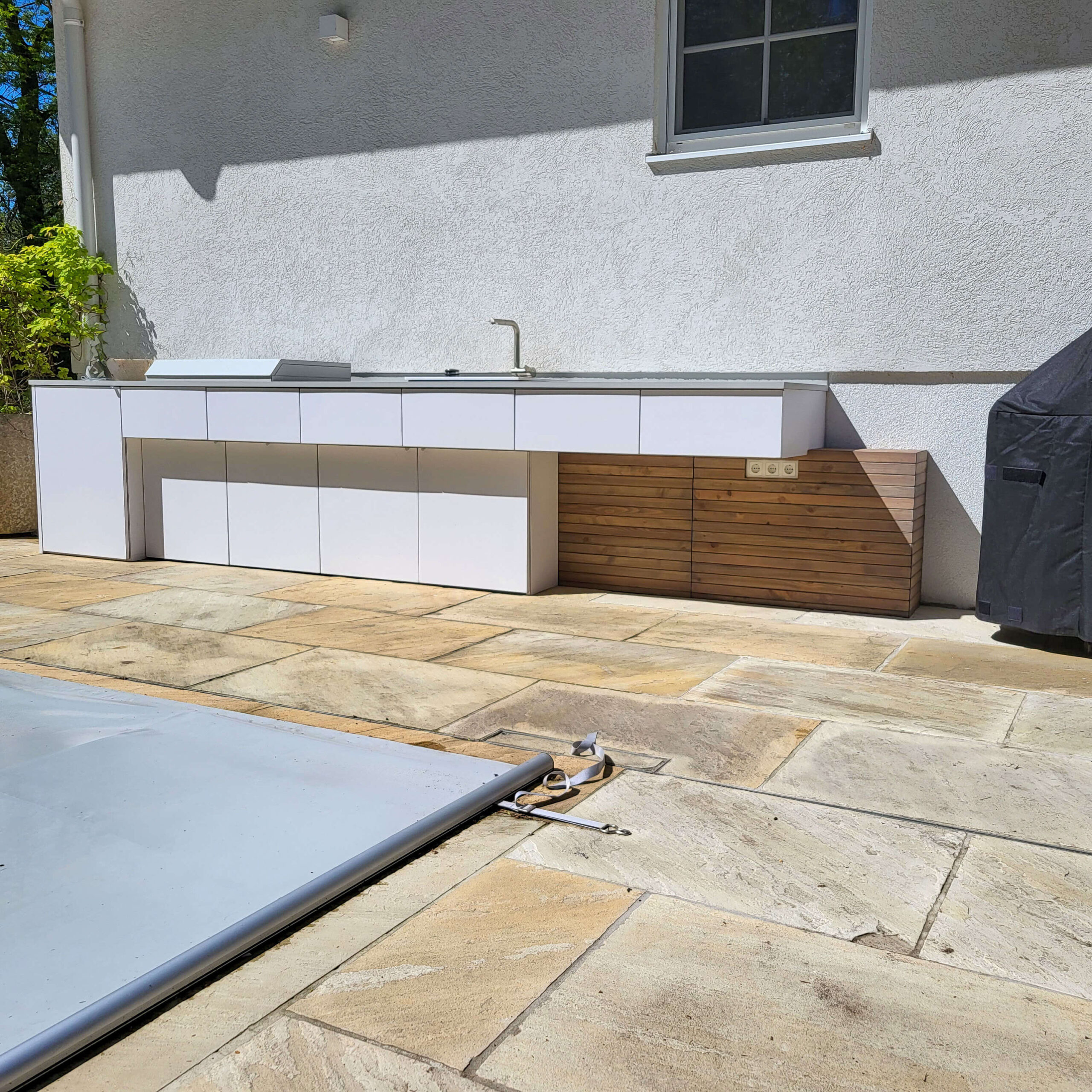 Outdoorküche weiß, minimalistisch