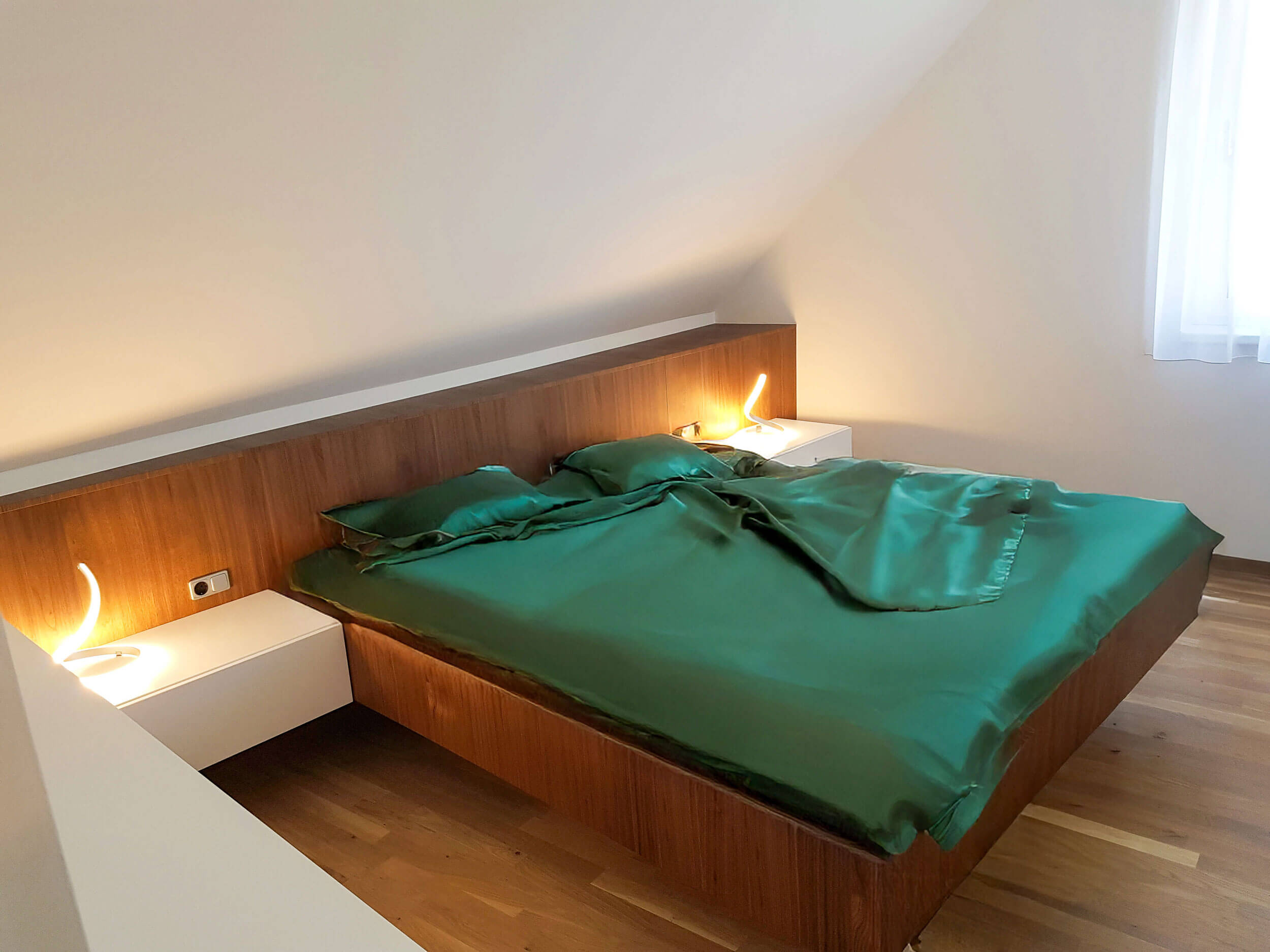 Bett, Kopfteil aus Holz mit integrierten Nachttischen