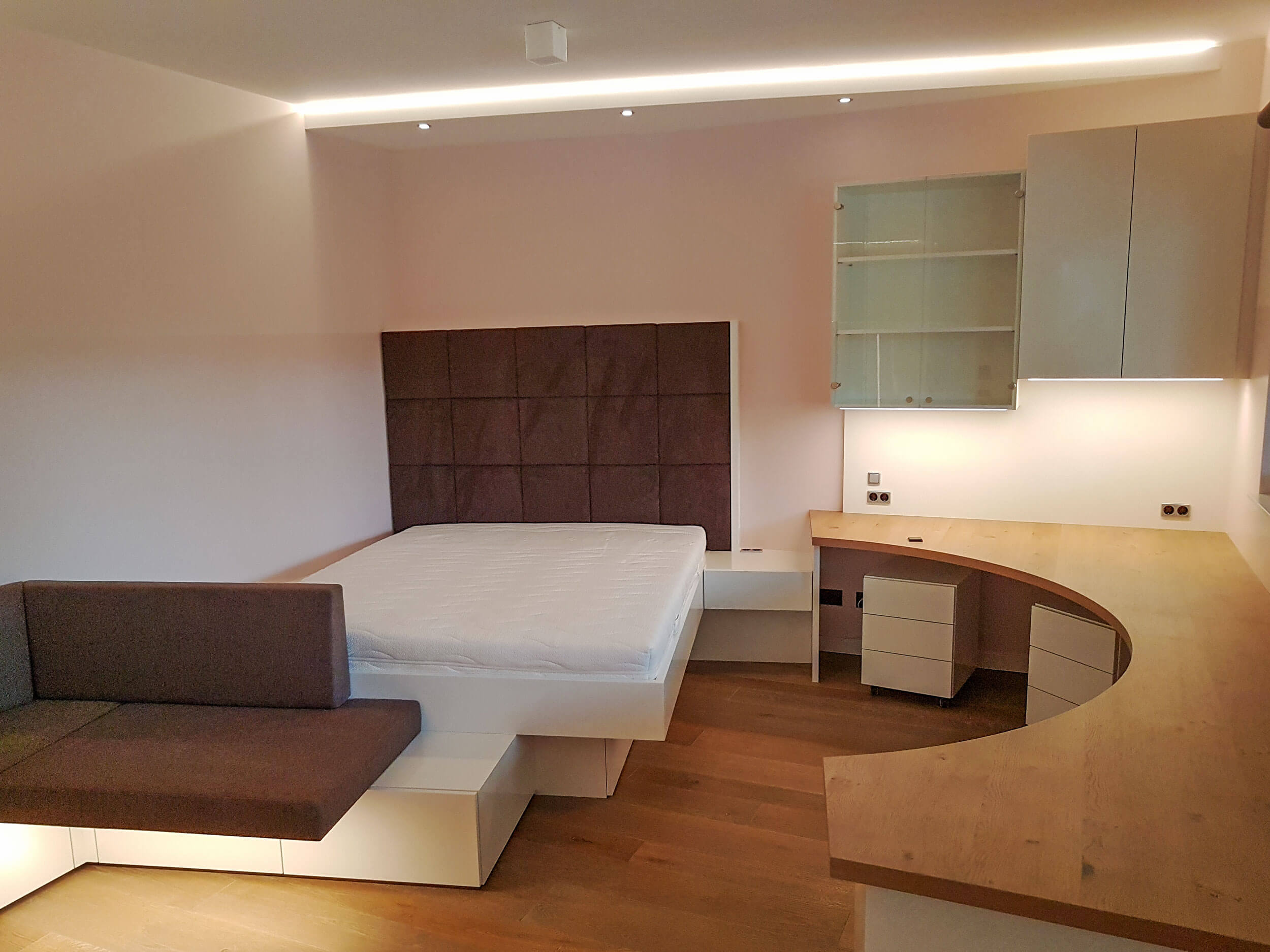 Schlafzimmer, Bett, großes Kopfteil, großer Schreibtisch, viel Stauraum