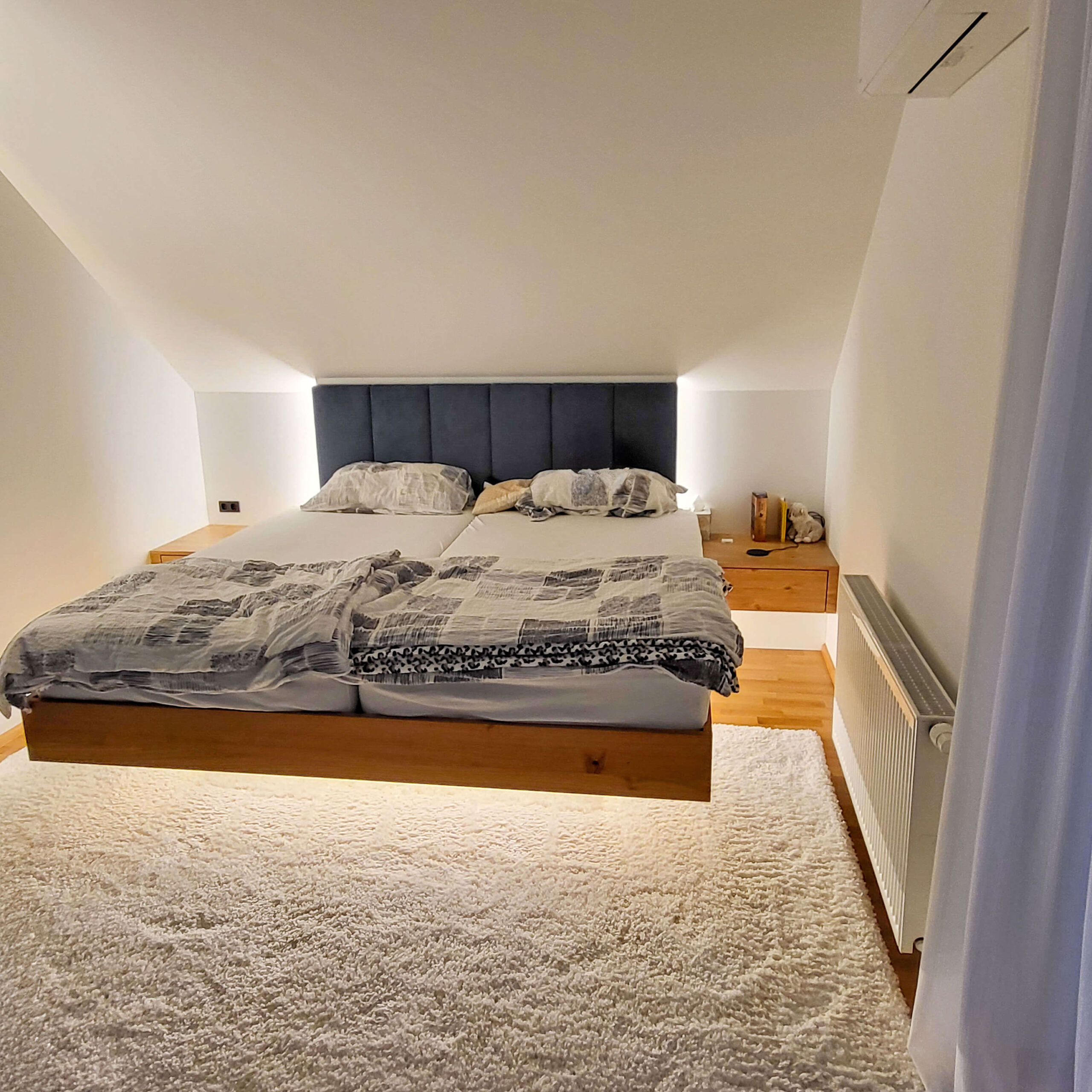 Schlafzimmer mit schwebenden Bett, Kopfteil blau