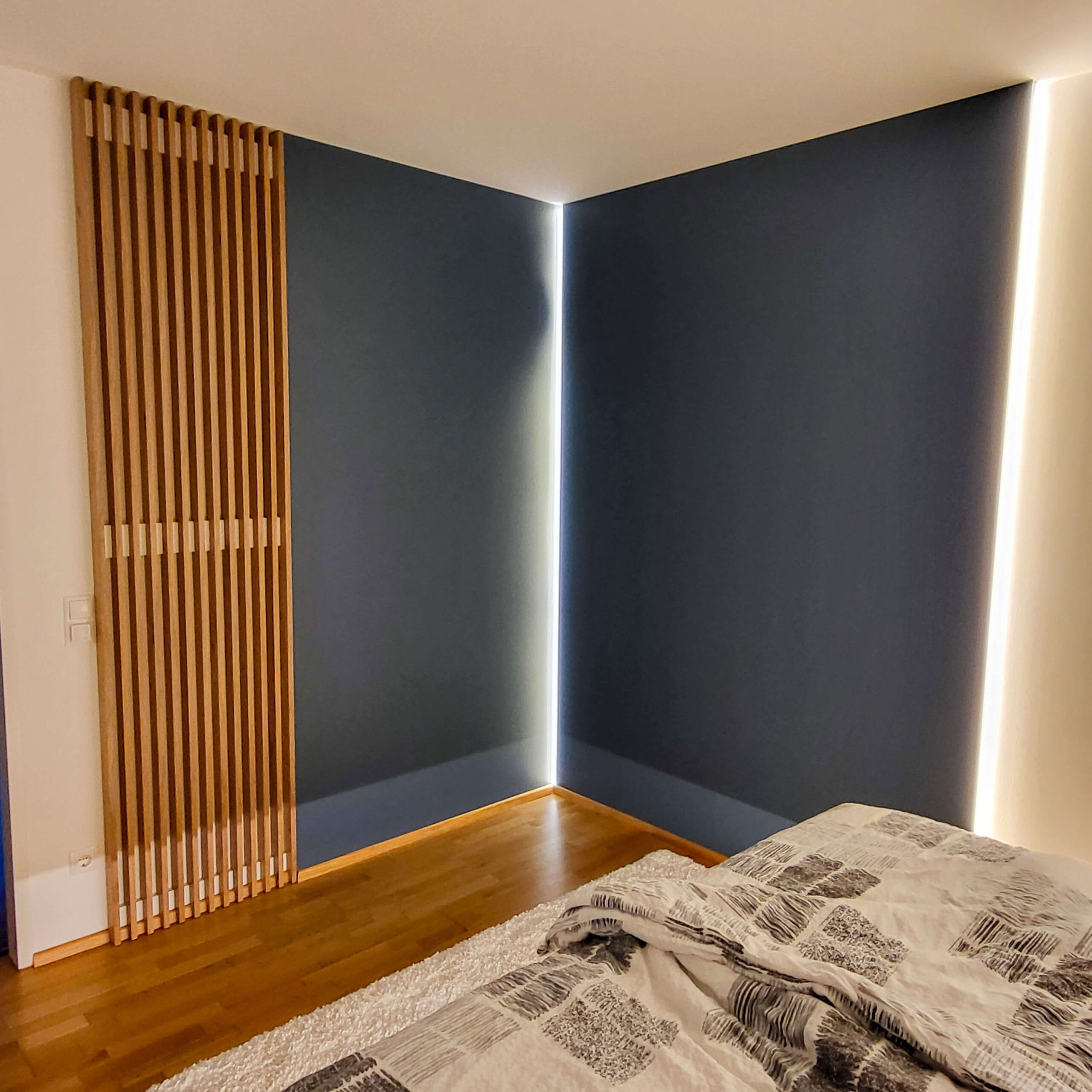 Wand blau mit Holzpaneelen