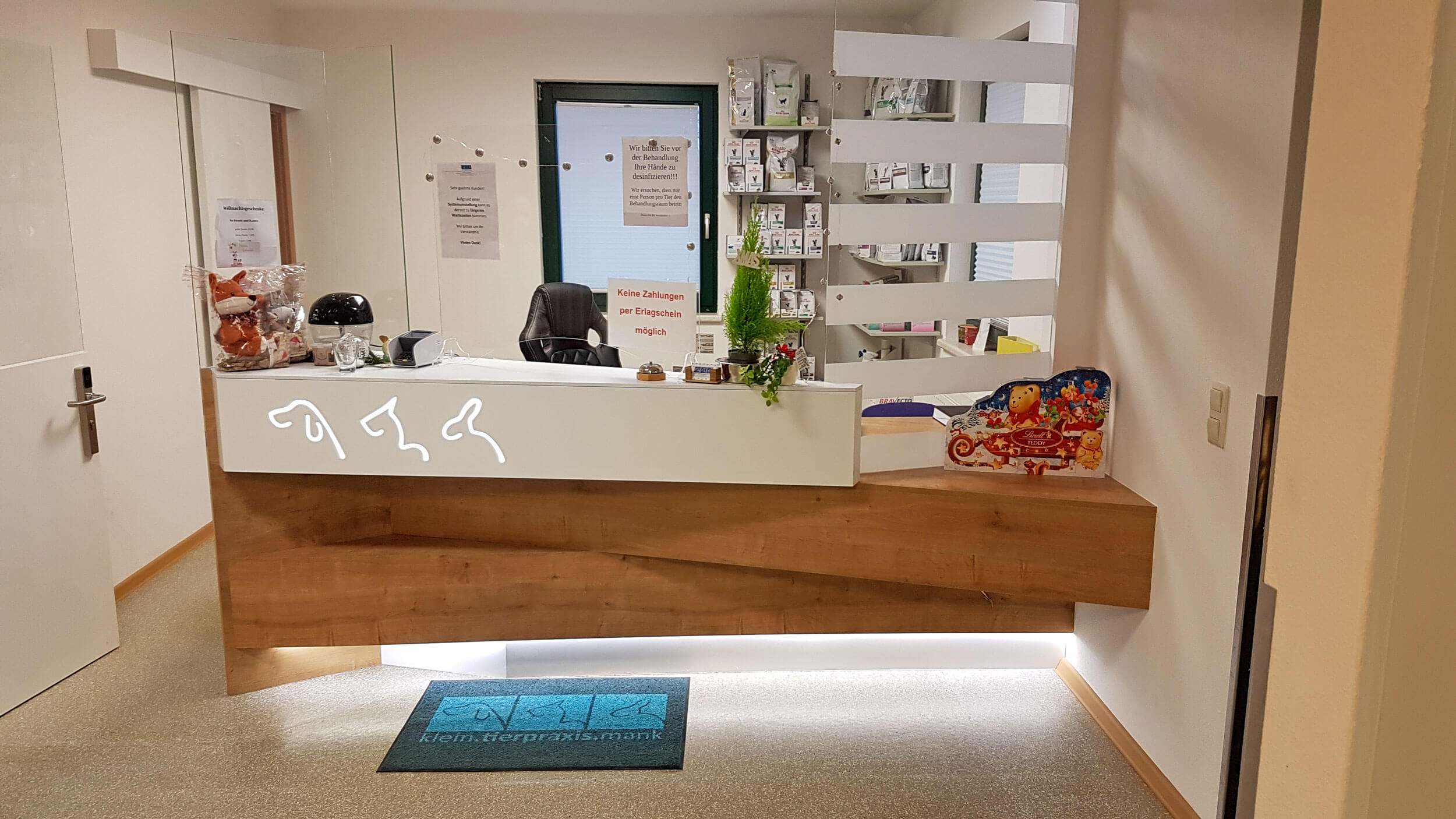 Empfangsbereich Tierarztpraxis, eingerichtet