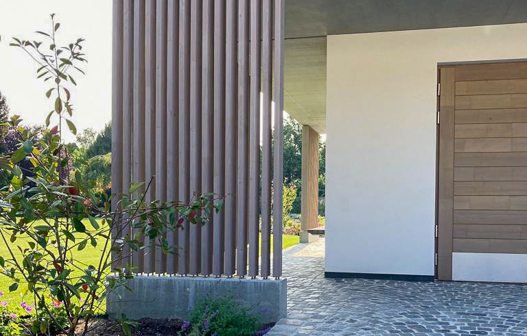 Hauseinfahrt, Holzpaneele, Garagentür groß