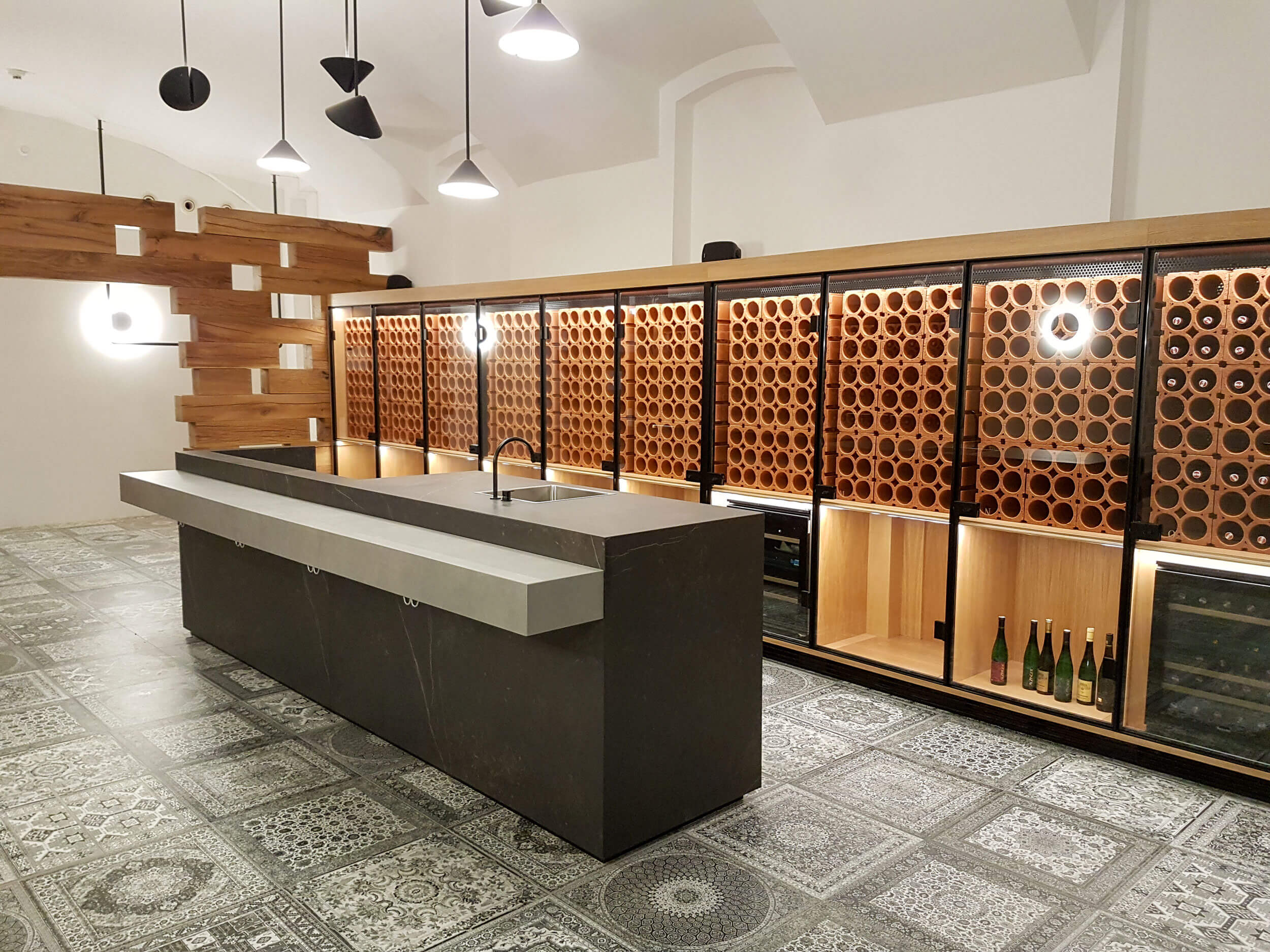 Weinverkostraum mit Design-Holzelementen Theke in der Mitte aus Stein, Kühlschränke für Weinflaschen