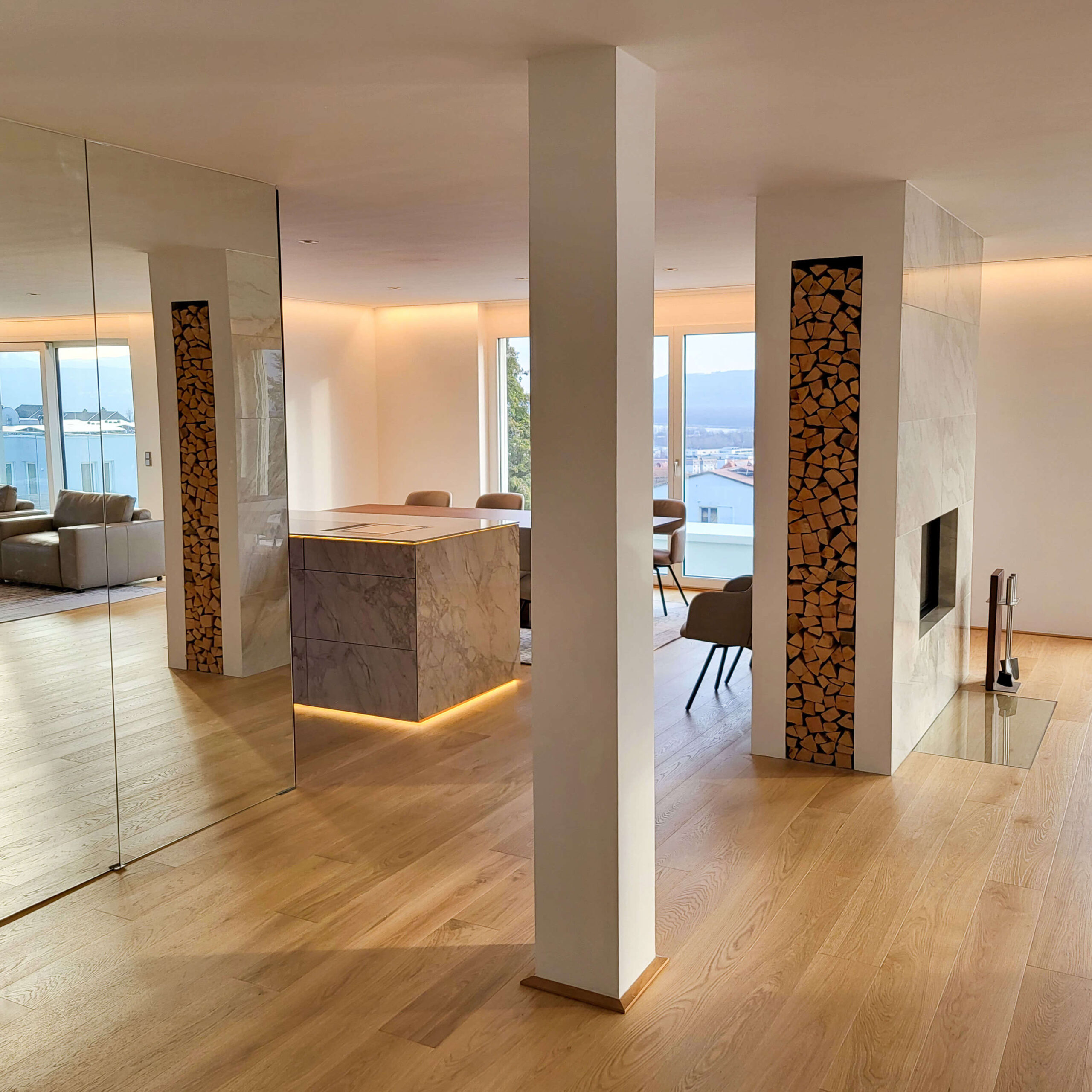 offener Wohnbereich, Glasschrank, Kochinsel aus Marmor, Kamin